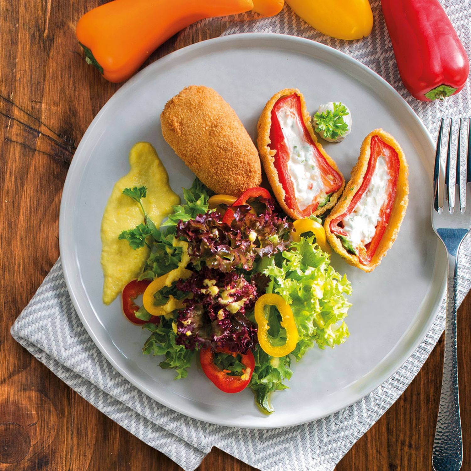 Serviervorschlag: Gebackene Mini-Paprika mit Käse gefüllt