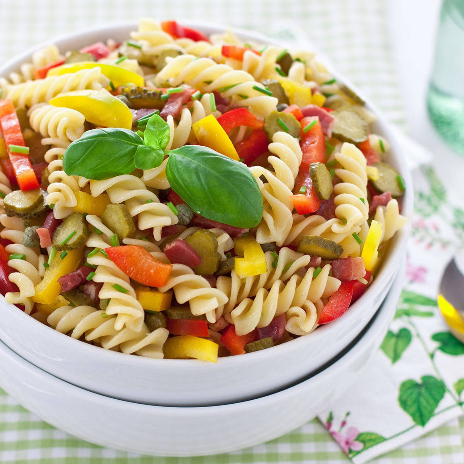 Nudelsalat mit Paprika, Speck, Oliven und Basilikum