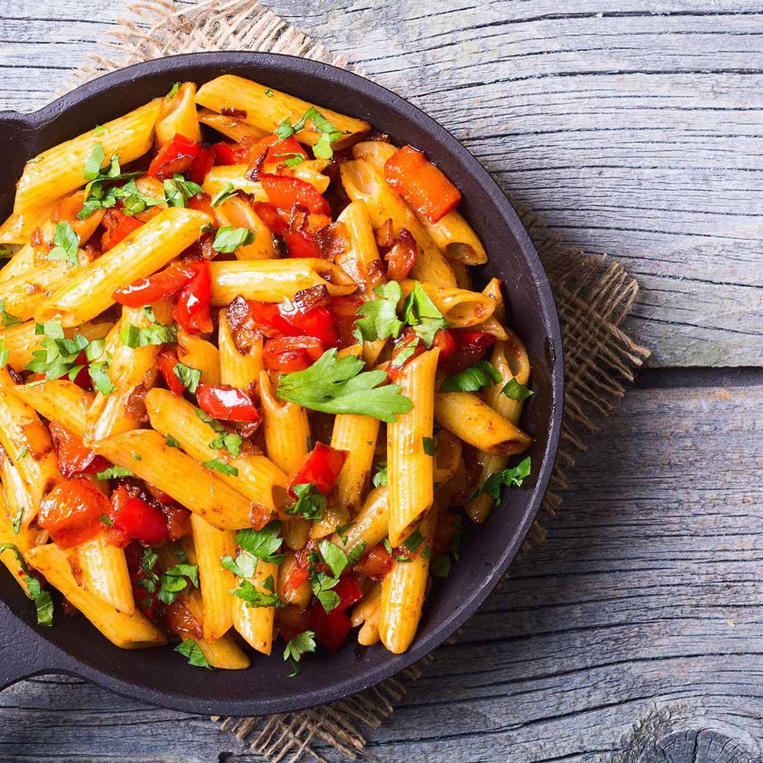 Serviervorschlag: Penne mit Paprika und Speck