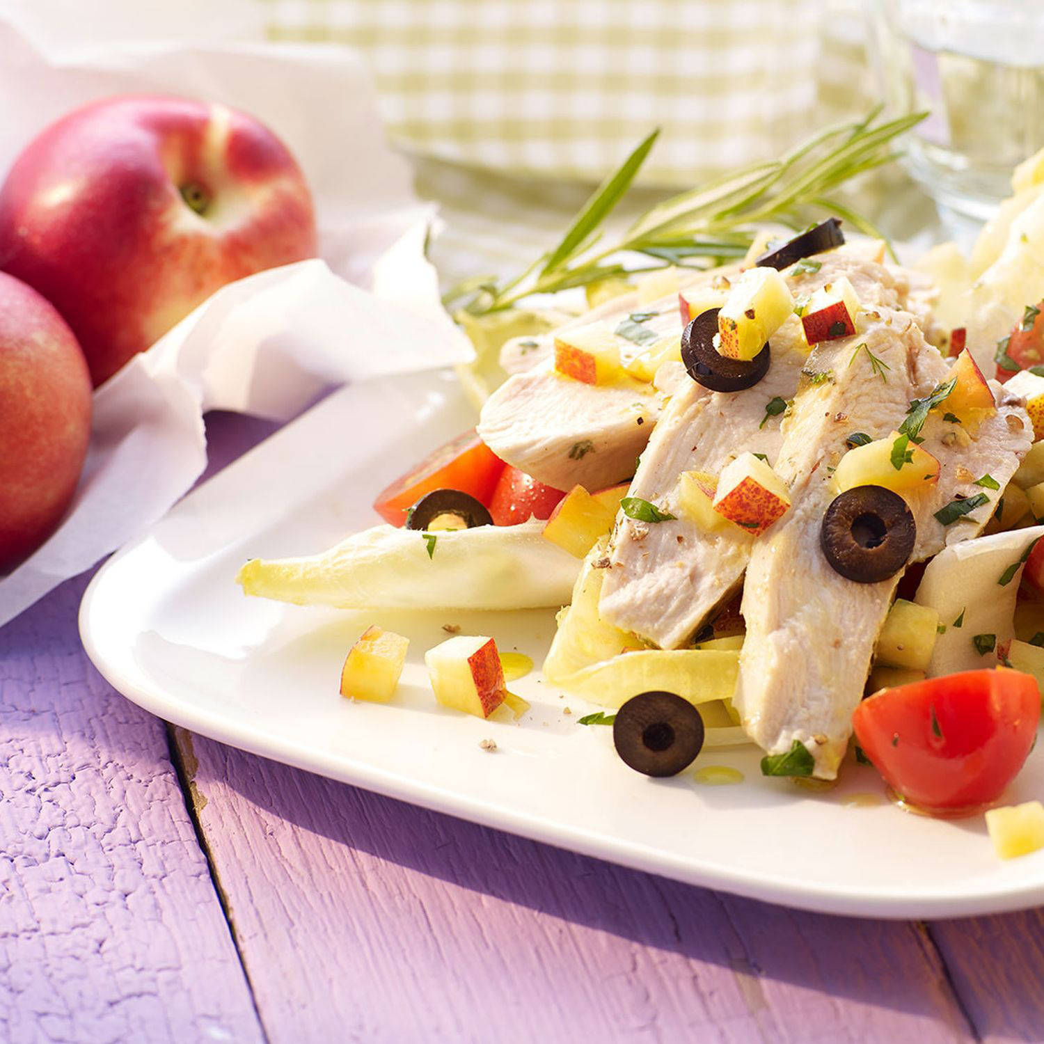 Serviervorschlag: Nektarinen-Chicorée-Salat mit Oliven und gedünsteten Hühnerfilets