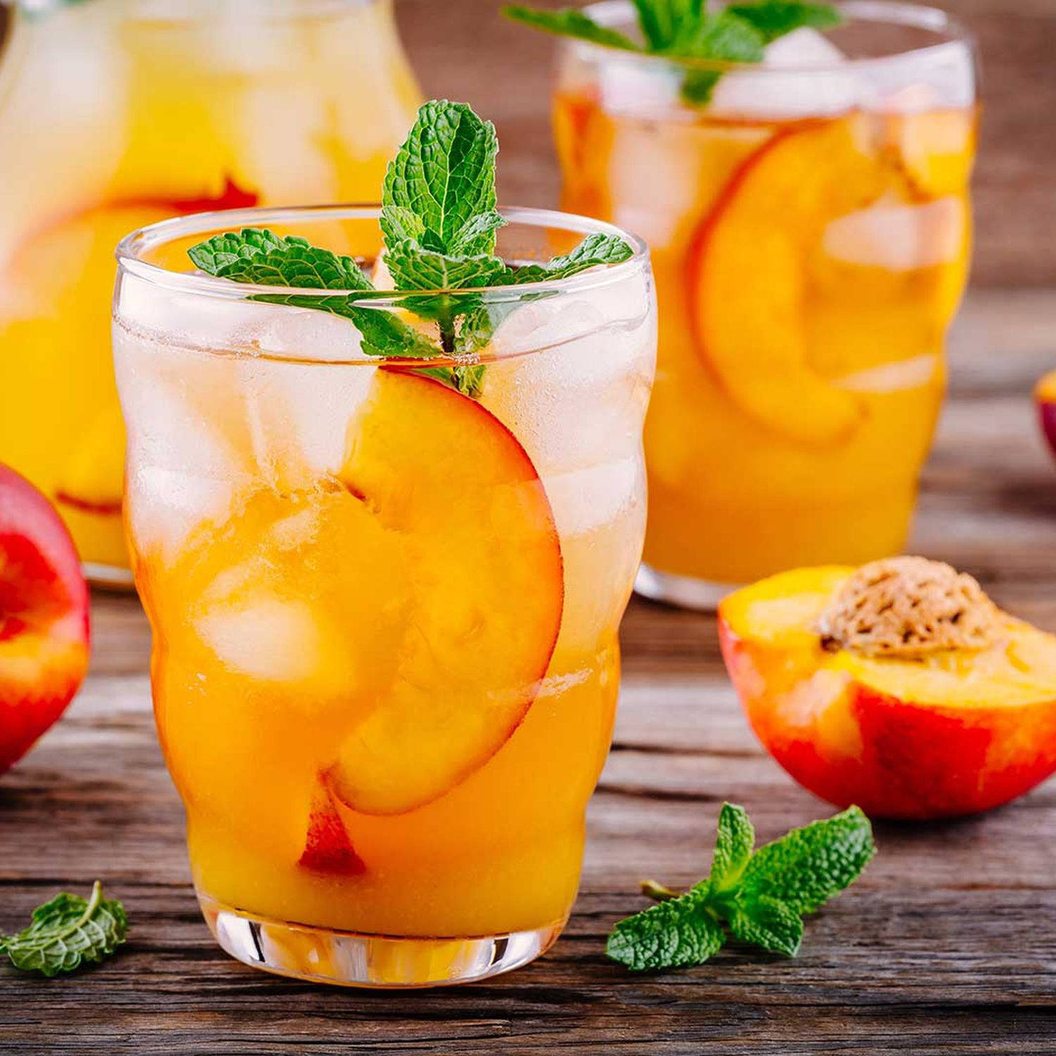 Serviervorschlag: Pfirsich-Bowle mit Orangenlikör und Zimt