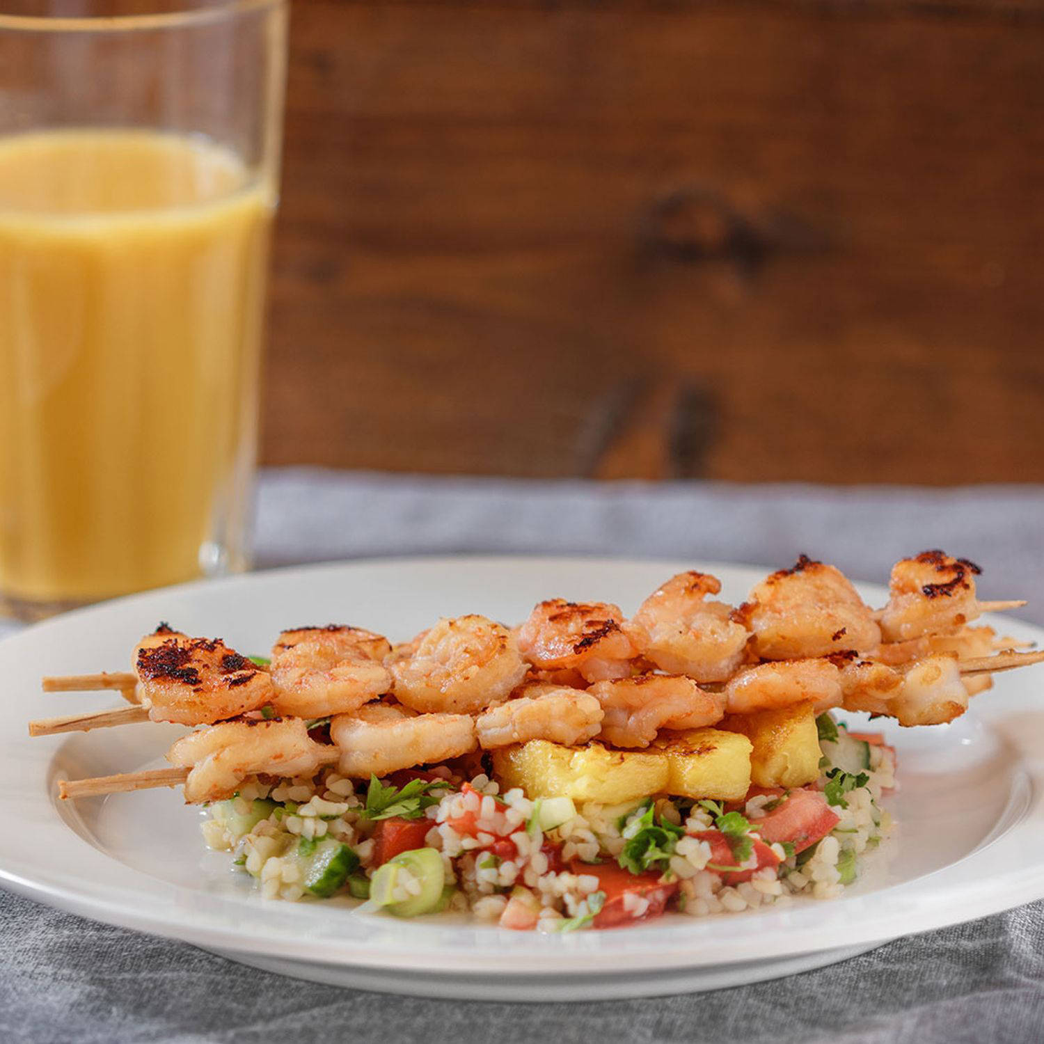 Bulgursalat mit Garnelenspießen