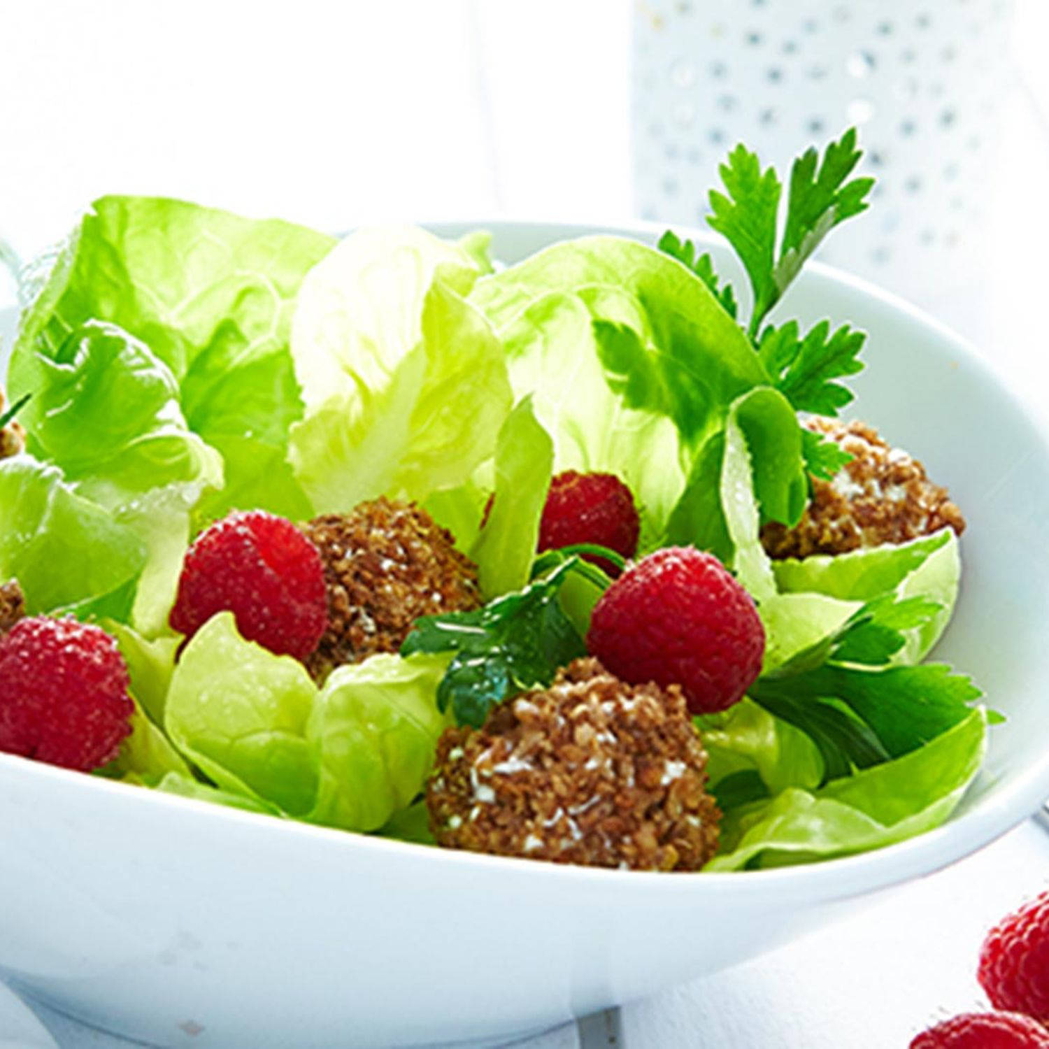 Serviervorschlag: Salat-Mix mit Frischkäsebällchen