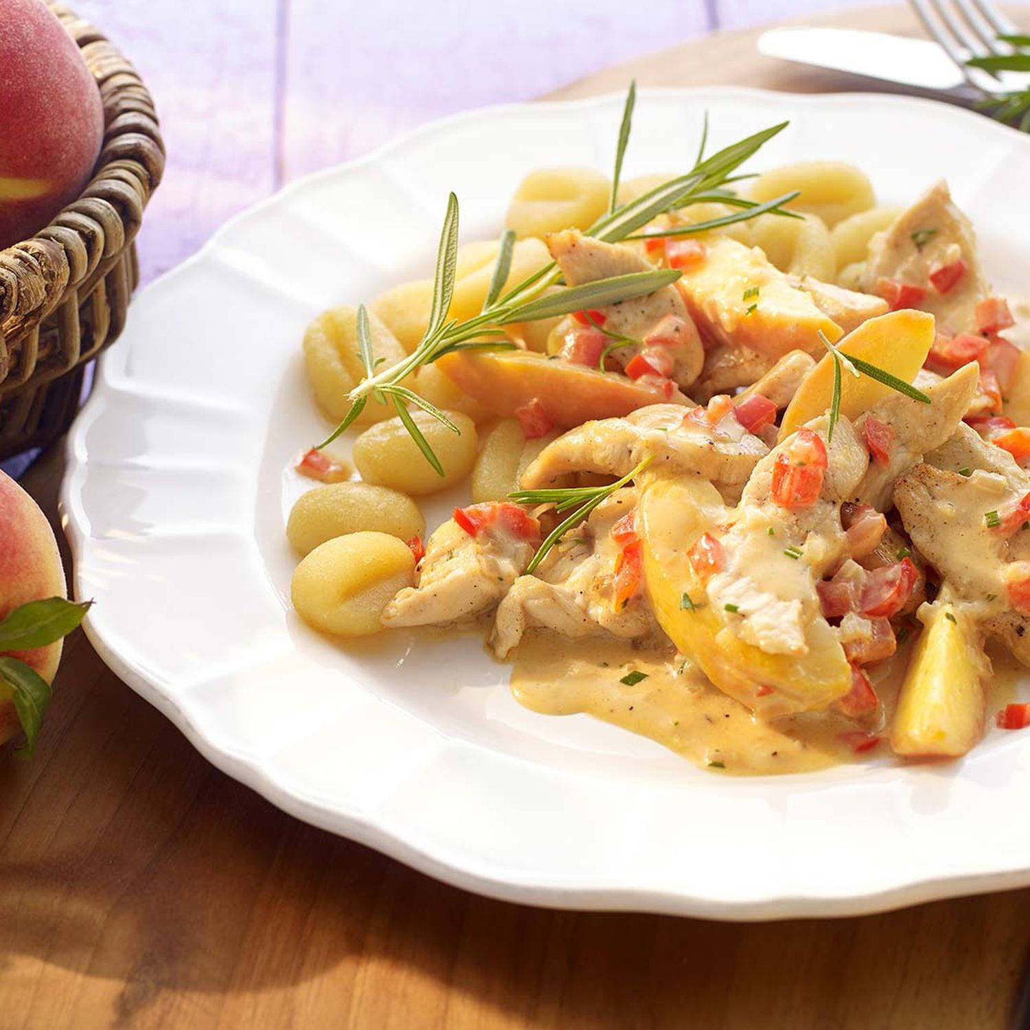 Serviervorschlag: Hühner-Geschnetzeltes mit Pfirsichspalten und Honig-Rosmarin-Sauce