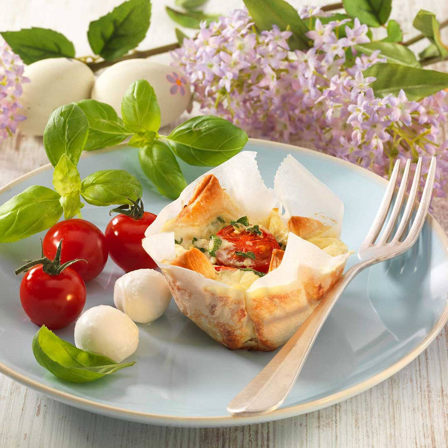 Serviervorschlag: Blätterteigkörbchen mit Mozzarella-Tomatenfüllung