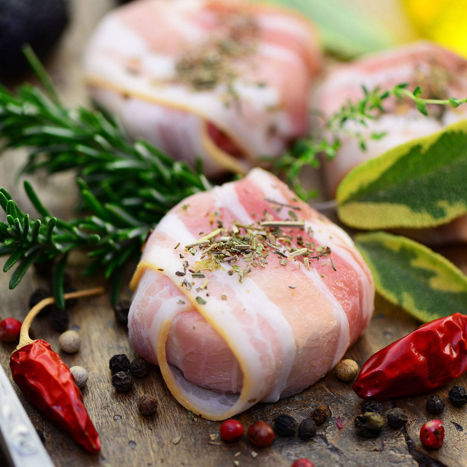 Serviervorschlag: Ziegenkäse im Speckmantel