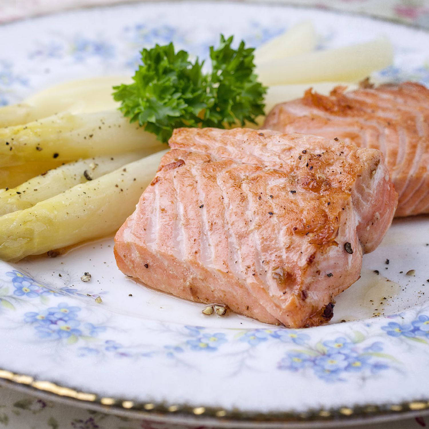 Serviervorschlag: Lachsfilet mit weißem Spargel