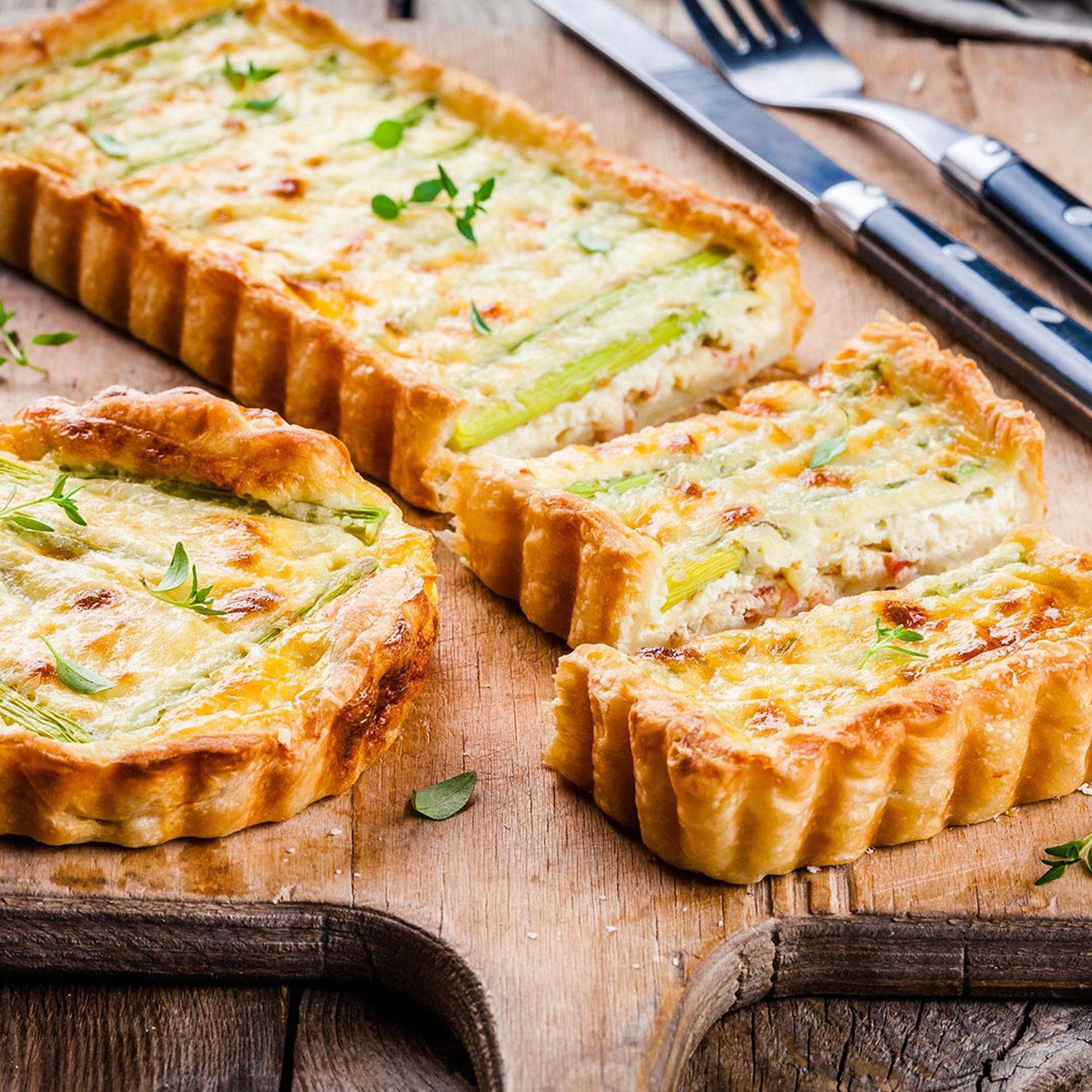 Serviervorschlag: Spargel-Quiche mit Speck und Spinat