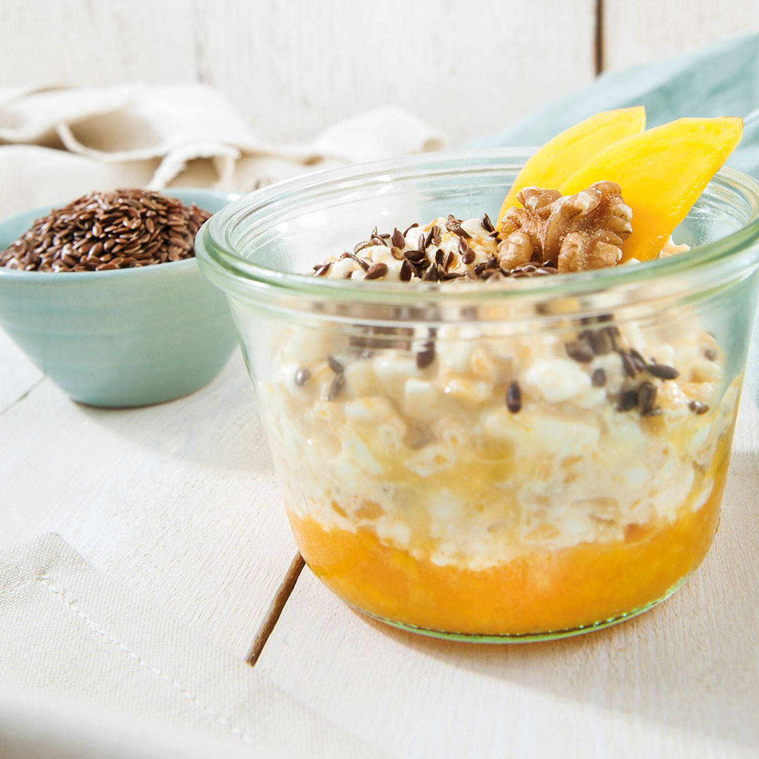 Serviervorschlag: Cottage Cheese mit Mango, Walnüssen & Leinsamen