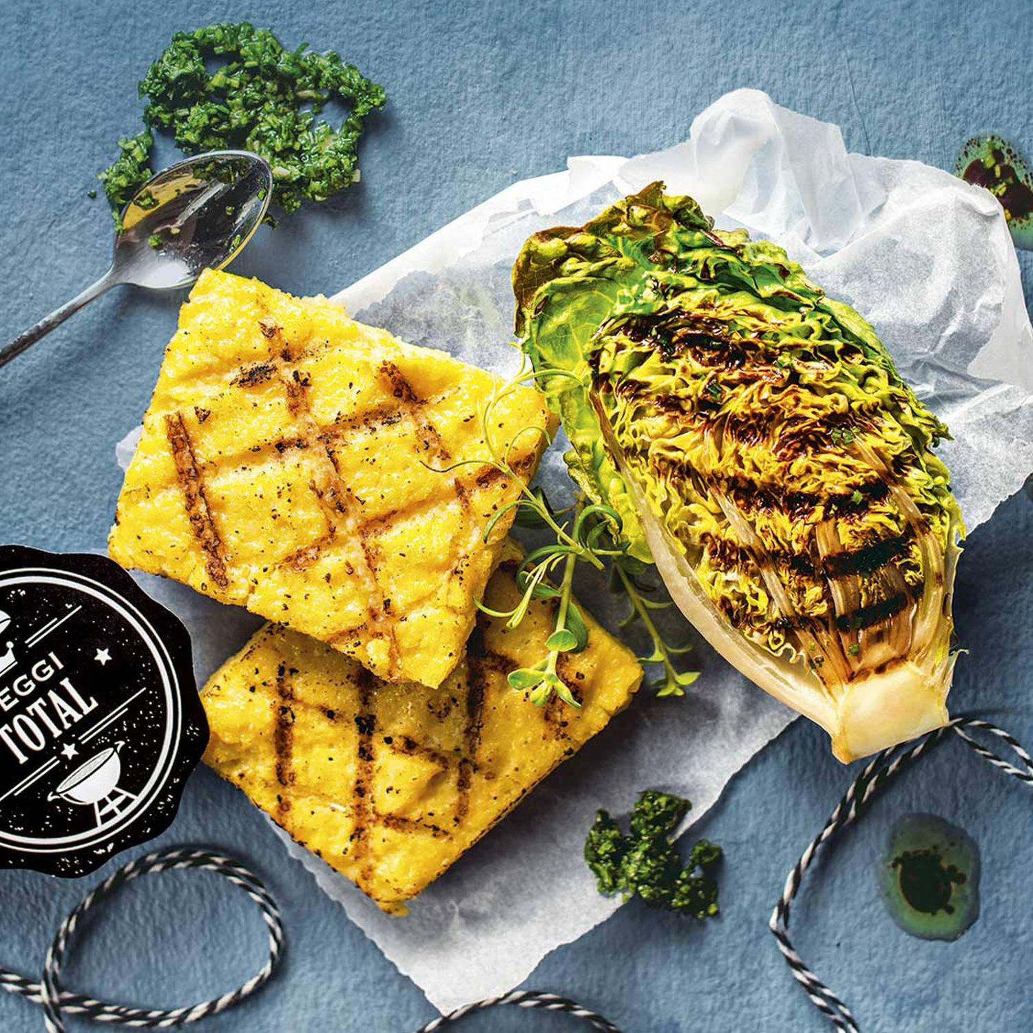 Gegrillte Polentaschnitte mit Romanasalatherzen und Petersilien-Gremolata
