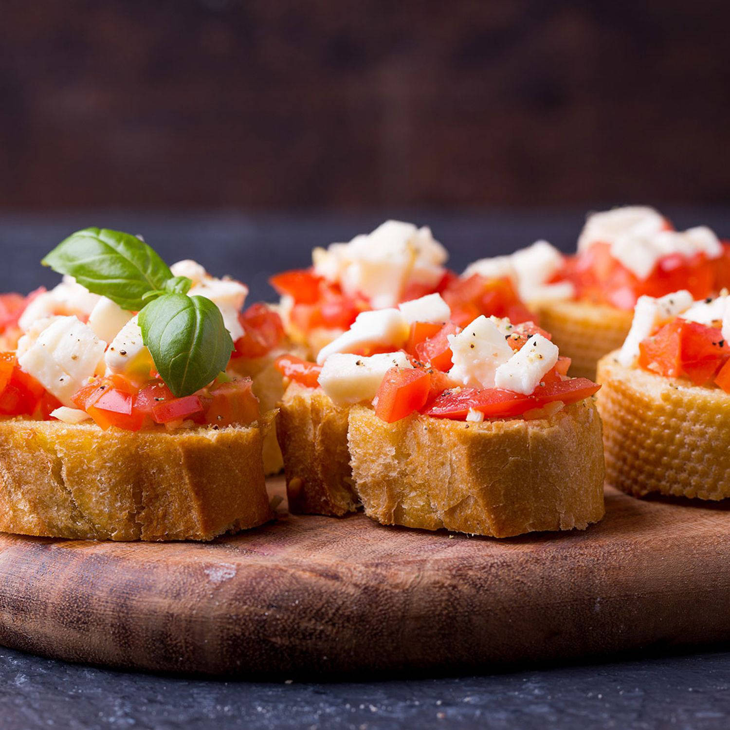 Serviervorschlag: Warmes Tomaten-Basilikum-Bruschetta