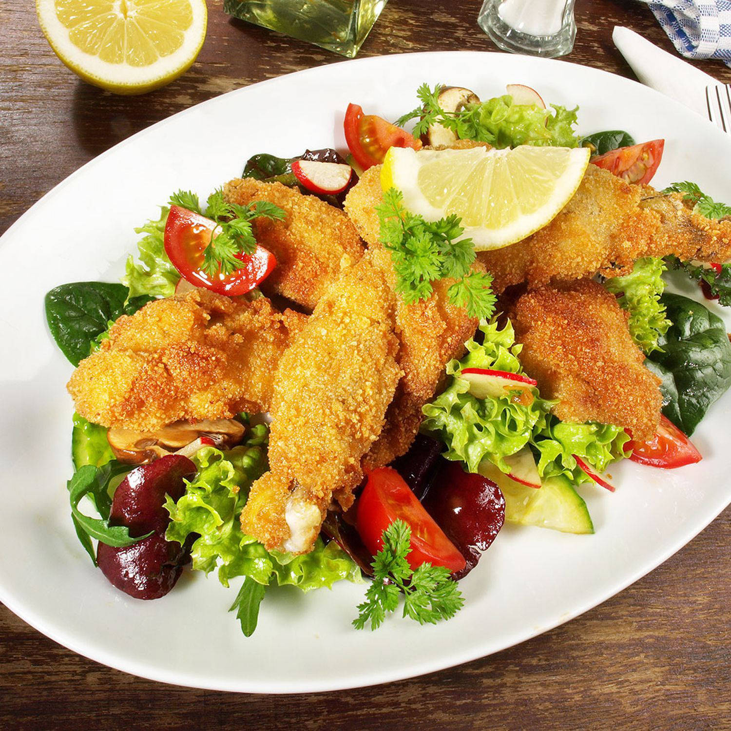 Serviervorschlag: Backhendl auf Kartoffel-Endivien-Salat