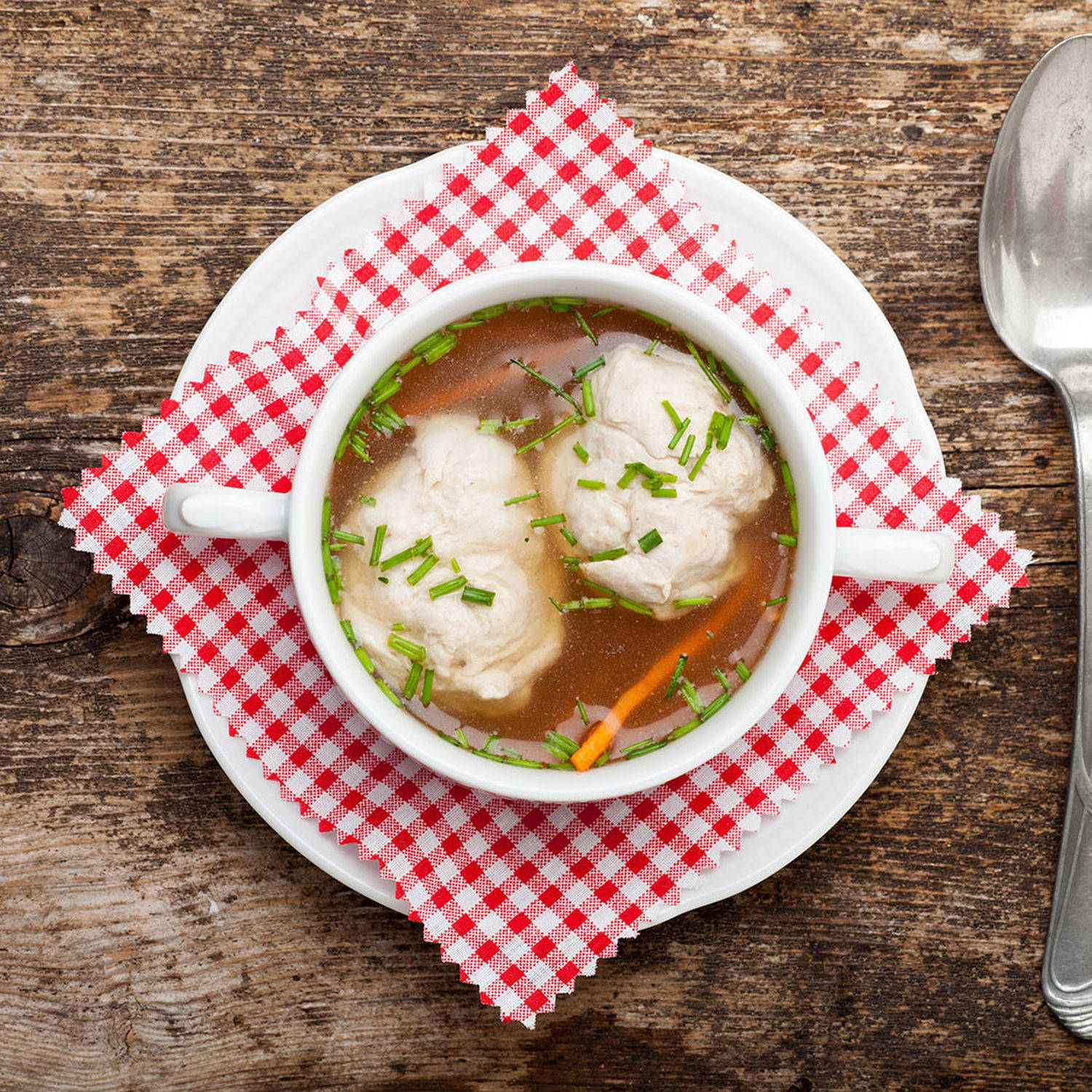 Serviervorschlag: Brätnockerlsuppe vom Huhn