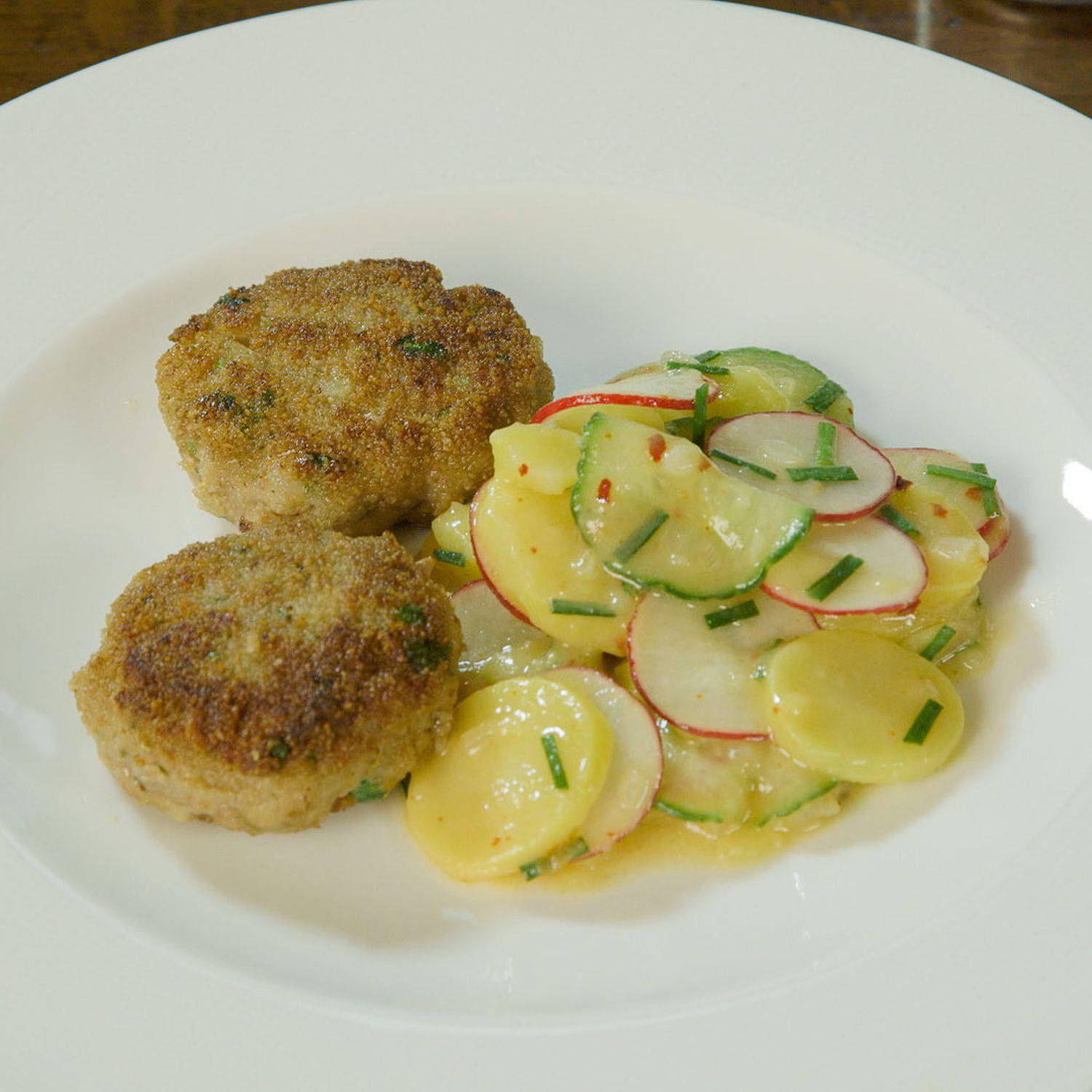 Serviervorschlag: Faschierte Laibchen auf würzigem Kartoffelsalat