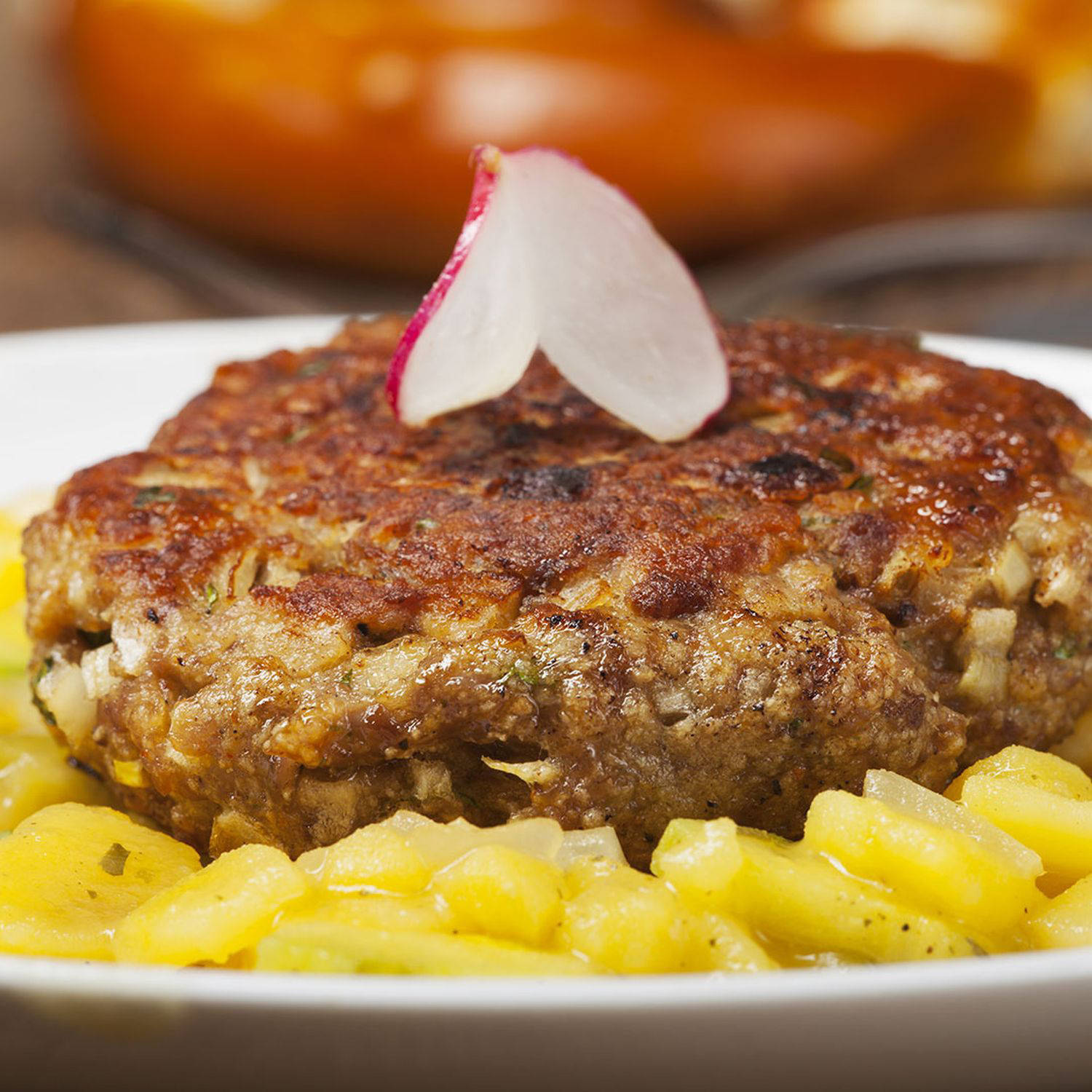 Serviervorschlag: Faschierte Laibchen mit Kartoffelsalat