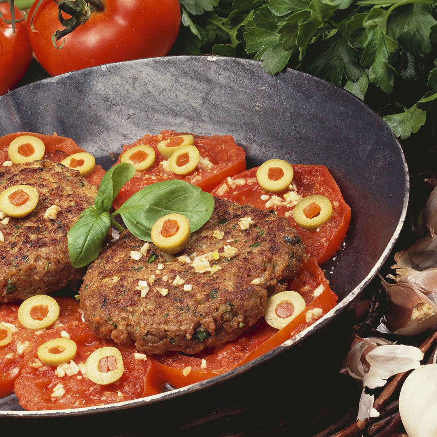  Faschierte Laibchen mit Käsefülle auf marinierten Tomatenscheiben