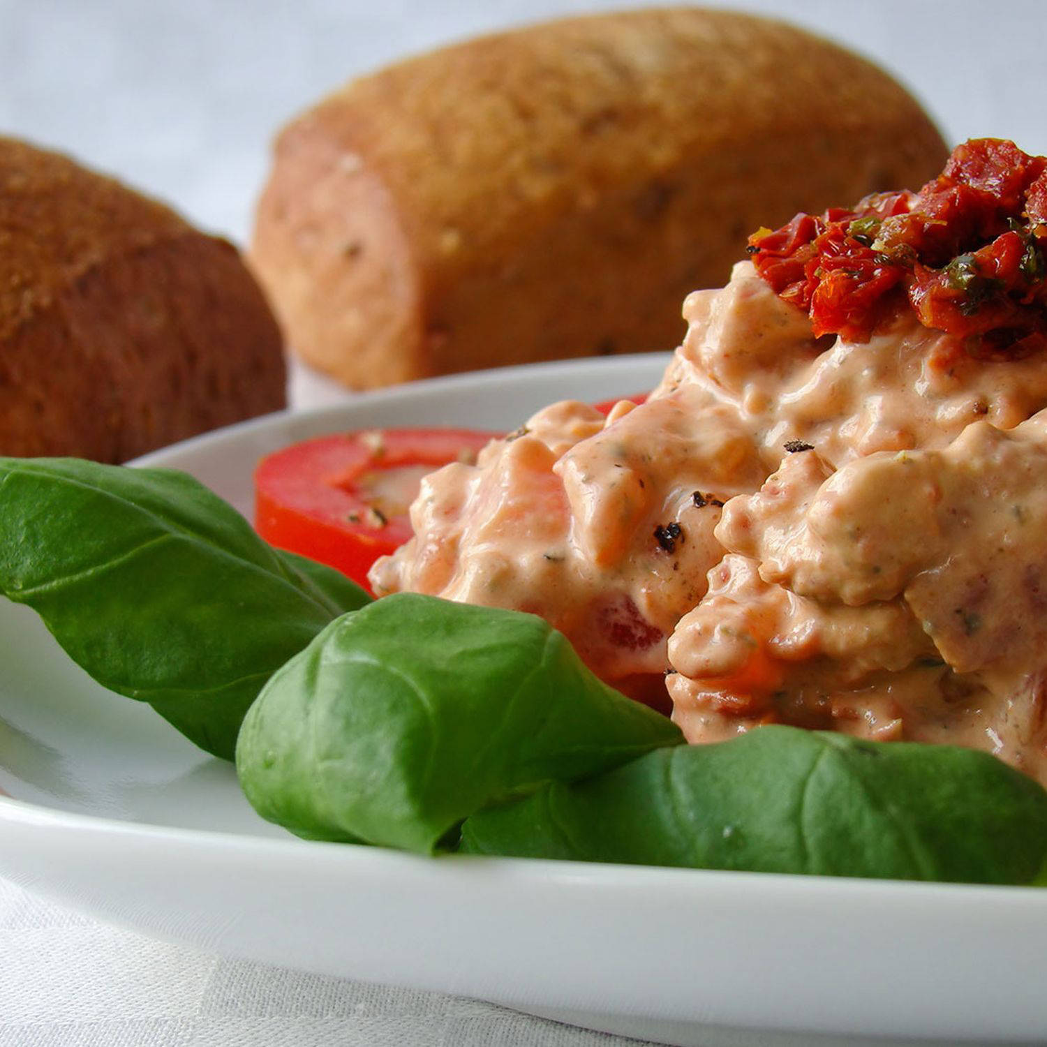 Serviervorschlag: Frischkäseaufstrich mit getrockneten Tomaten