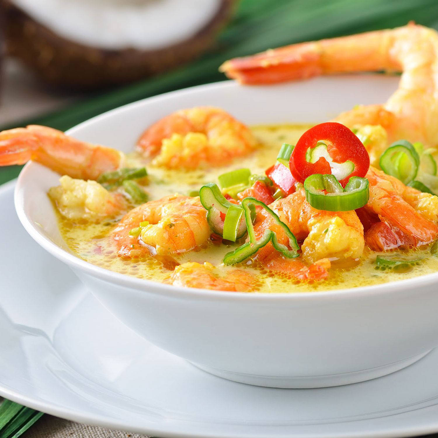 Serviervorschlag: Garnelen-Kokos-Suppe mit Chili