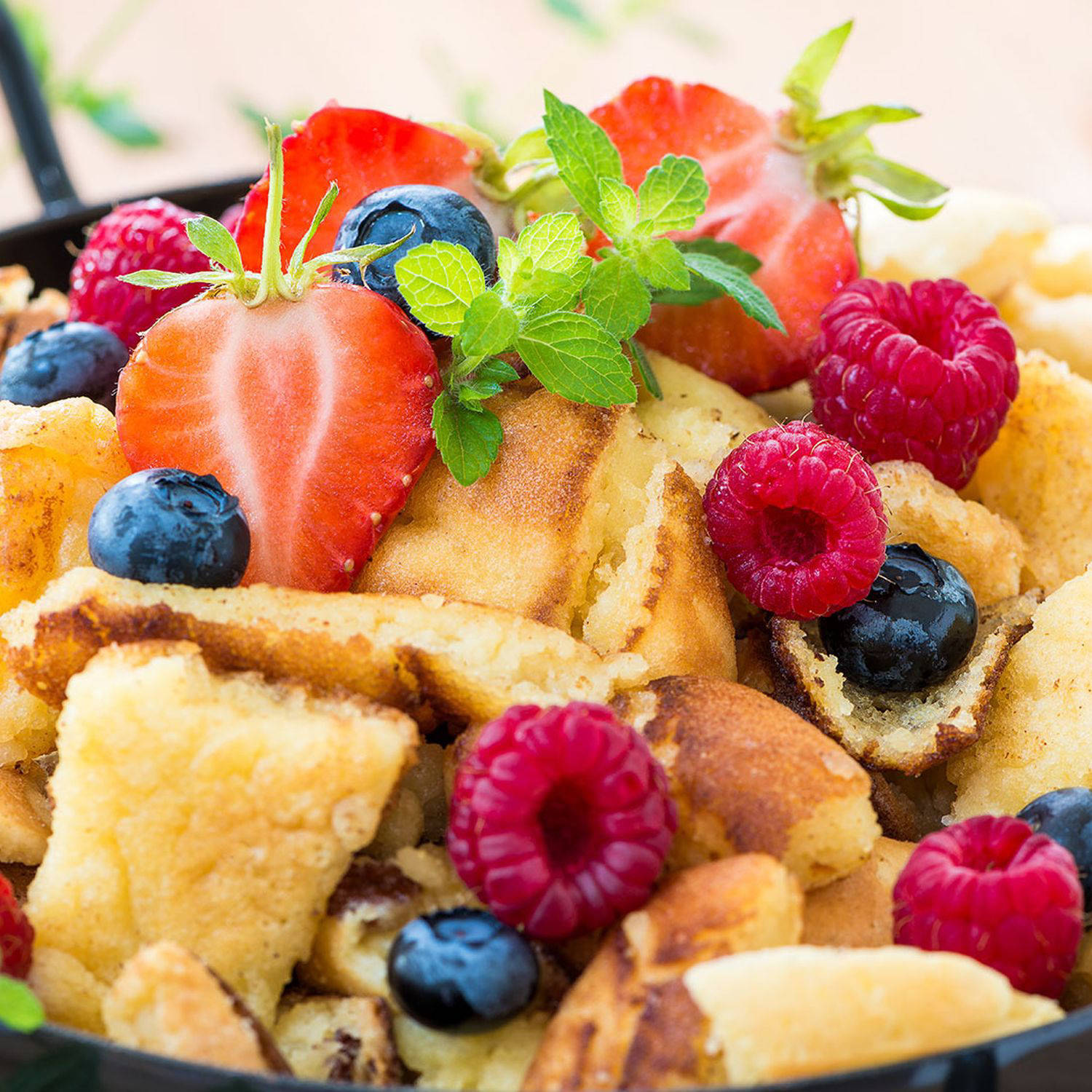 Serviervorschlag: Geeister Kaiserschmarren mit marinierten Beeren