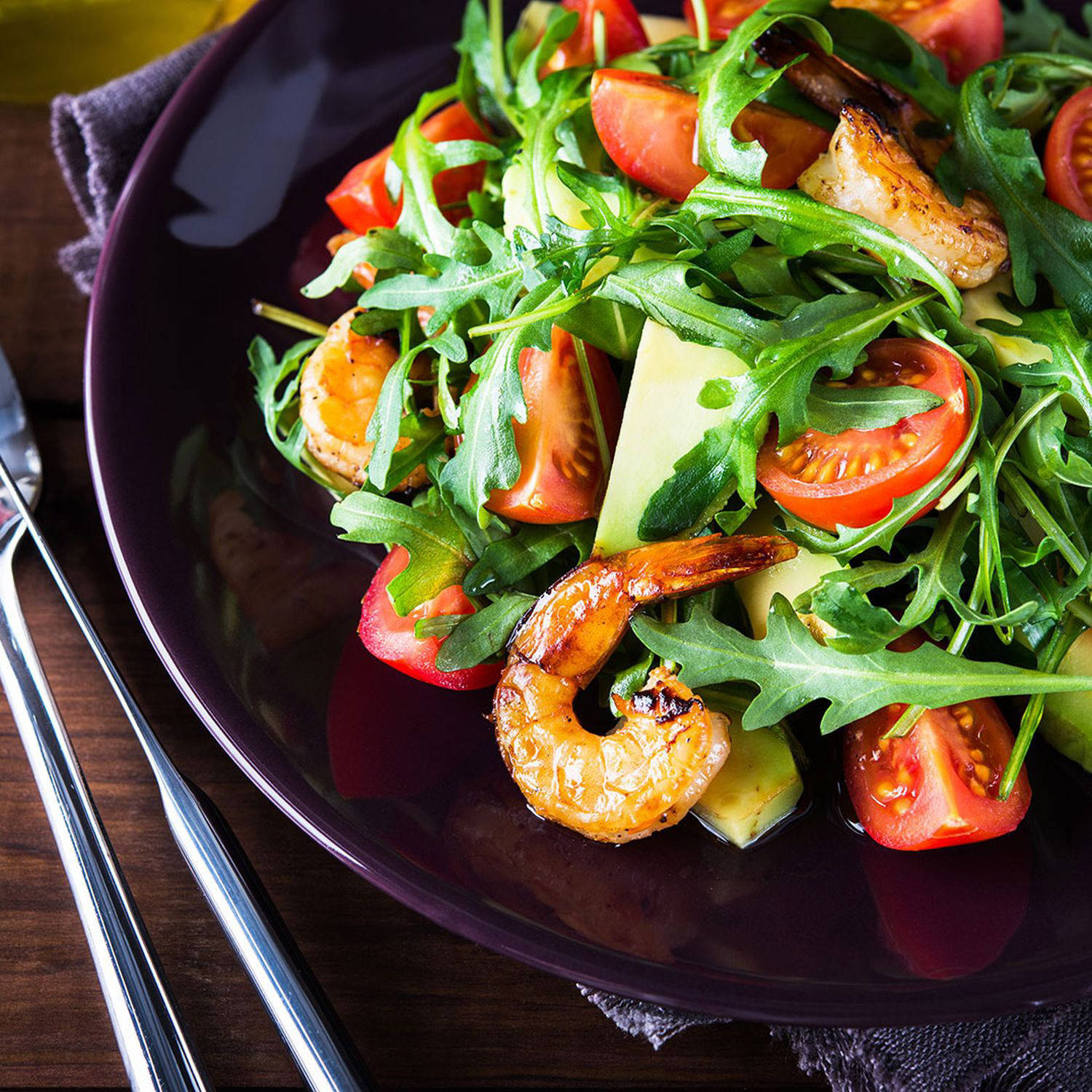 Gegrillte Garnelen auf Avocado-Tomaten-Salat