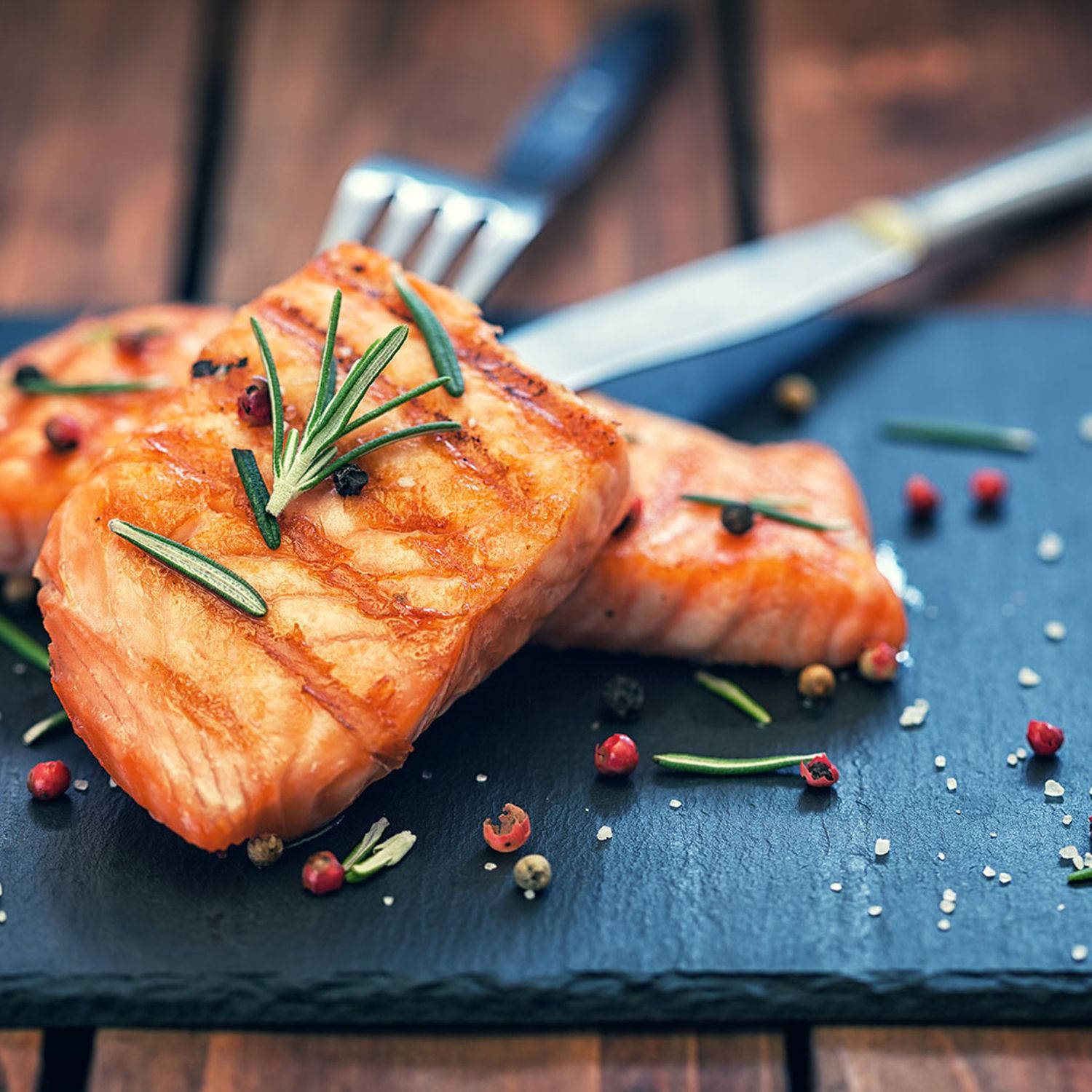 Gegrillter Lachs mit Gurken-Ingwer-Salat und Orangen-Joghurt-Dip