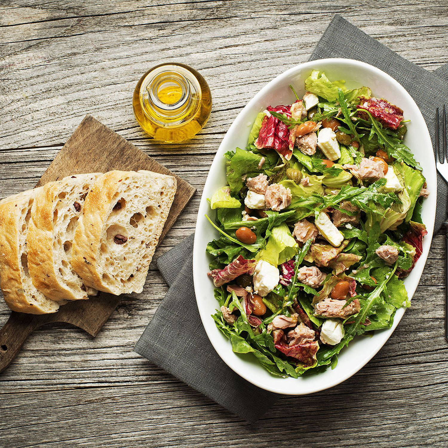 Serviervorschlag: Griechischer Salat mit Feta und Thunfisch