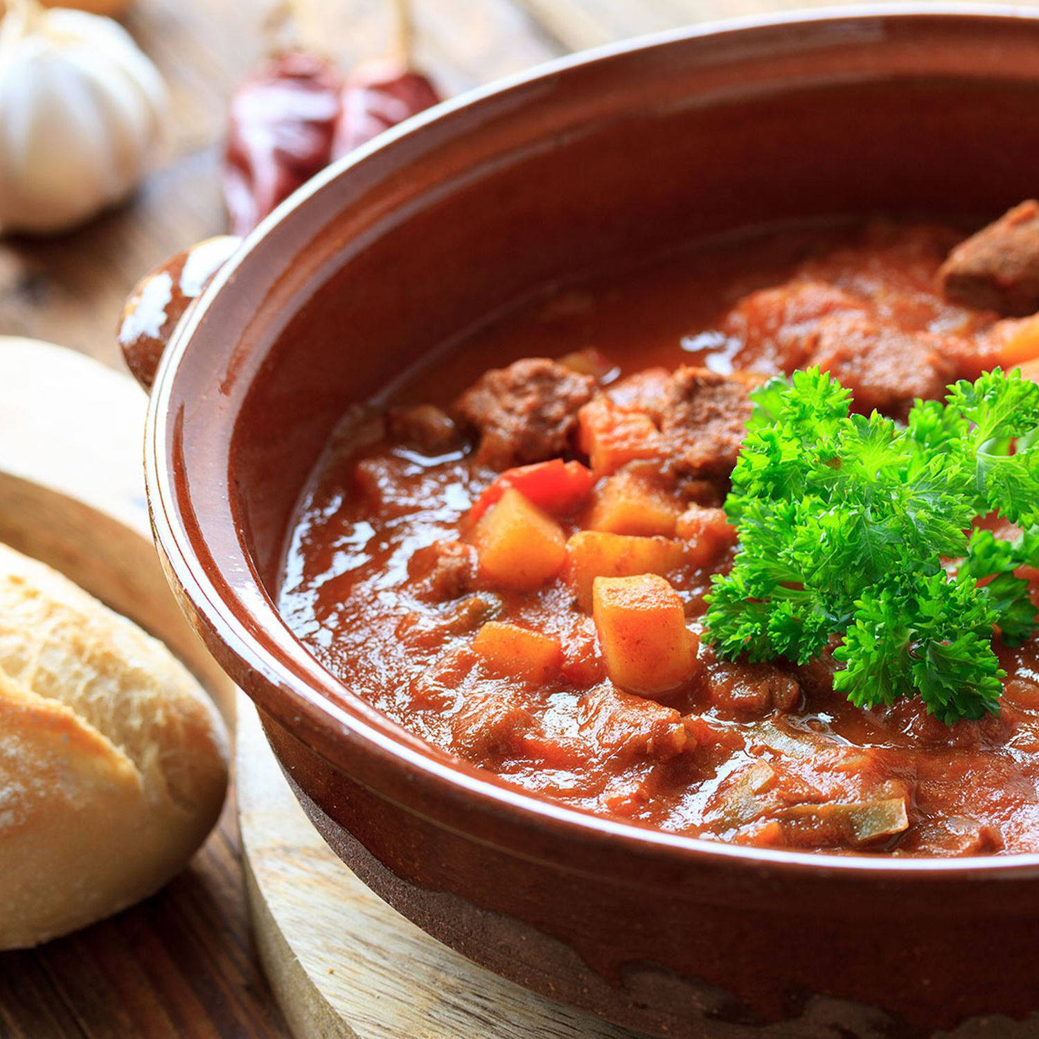 Serviervorschlag: Gulaschsuppe mit Paprika und Zucchini