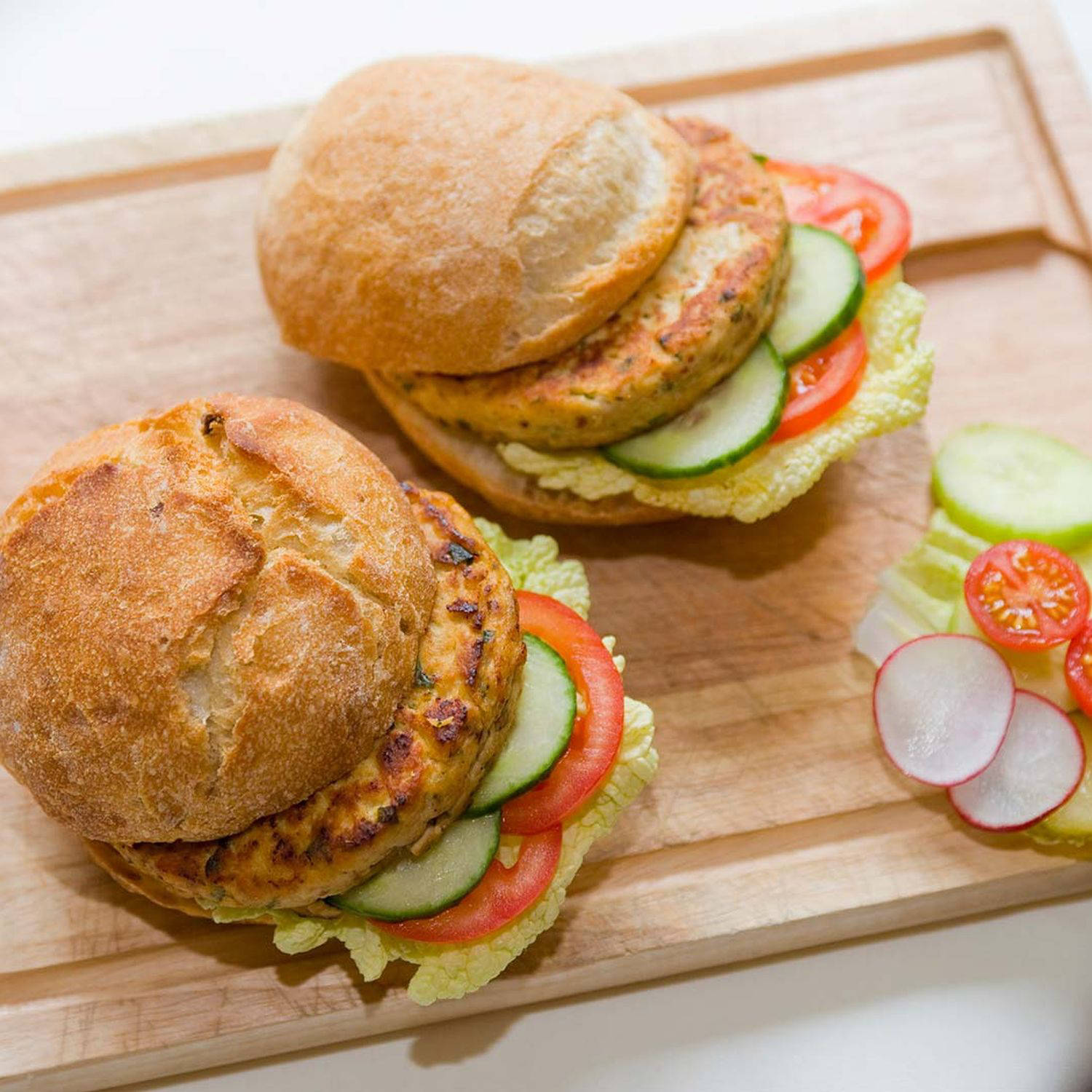 Serviervorschlag: Hendlburger mit Curry-Dip
