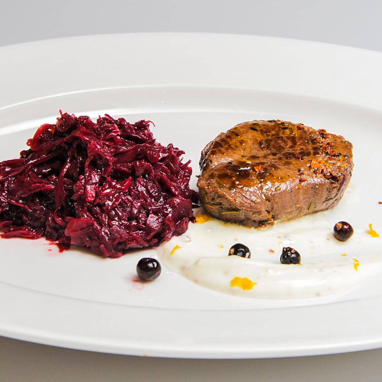 Serviervorschlag: Hirschrücken mit Blaukraut und Wacholder-Orangen-Joghurt