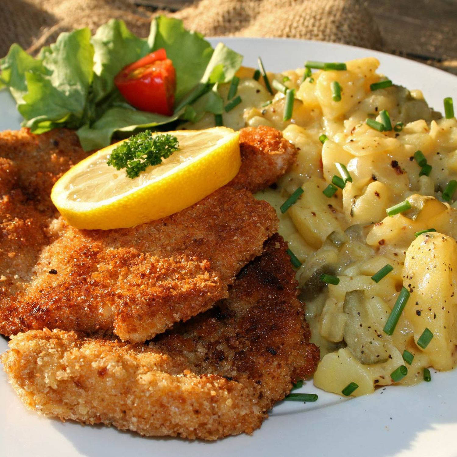 Serviervorschlag: Hirschschnitzel mit Kartoffel-Vogerl-Salat