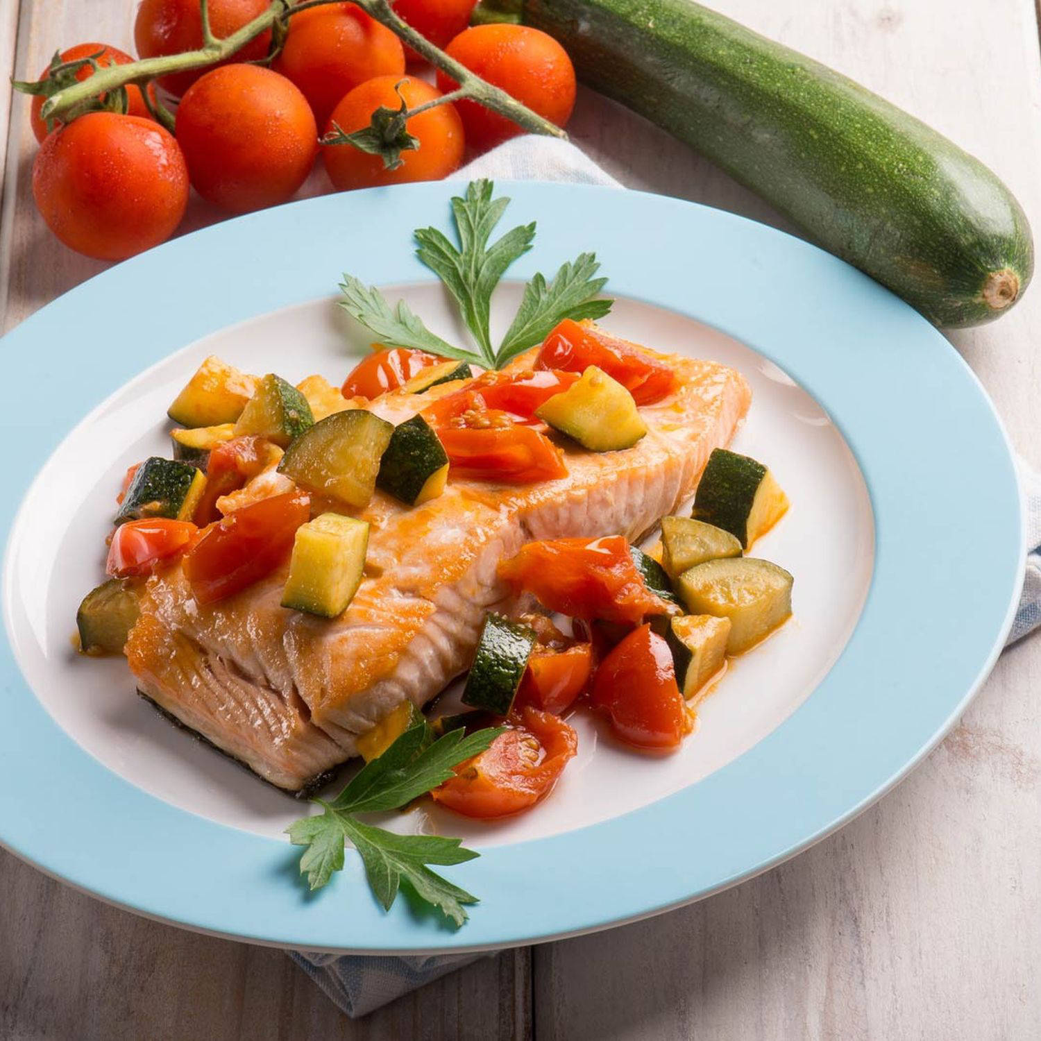 Serviervorschlag: Im Ofen gegarter Lachs auf Zucchini-Tomaten-Spinat