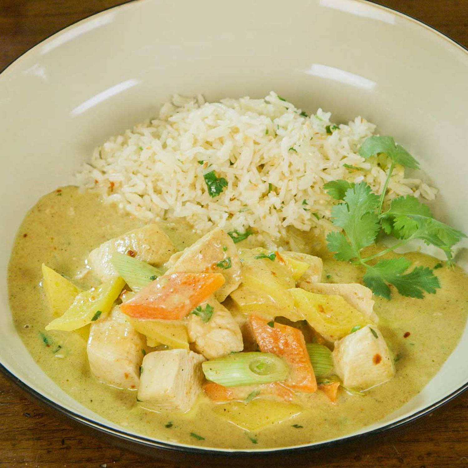 Serviervorschlag: Indisches Hähnchen in Garam Masala Sauce