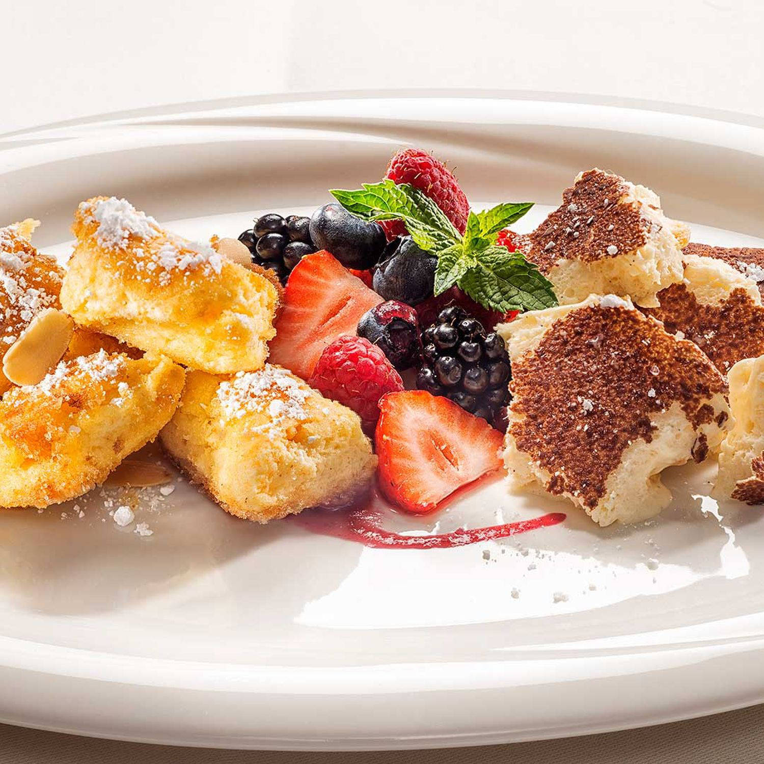 Serviervorschlag: Karamellisierter Kaiserschmarren mit marinierten Beeren