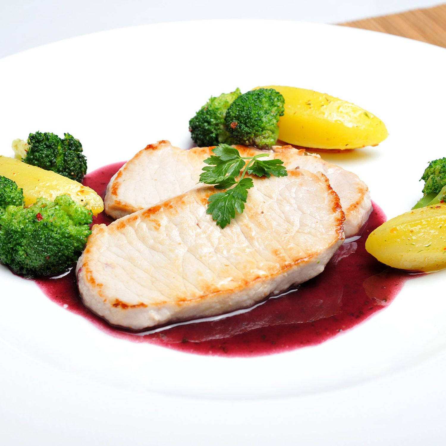 Serviervorschlag: Karreesteak mit Kartoffel-Brokkoli-Gemüse