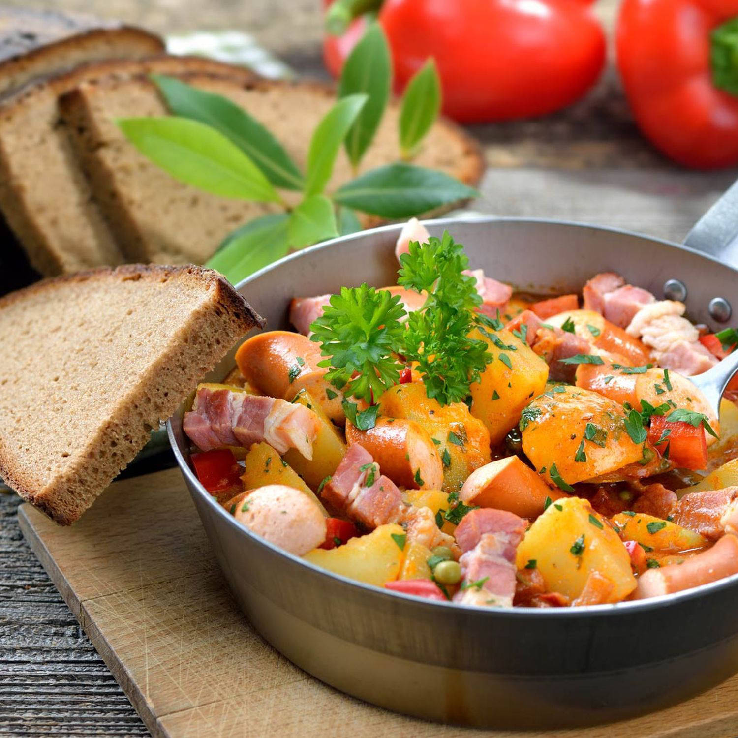 Serviervorschlag: Kartoffelgulasch mit Würsteln