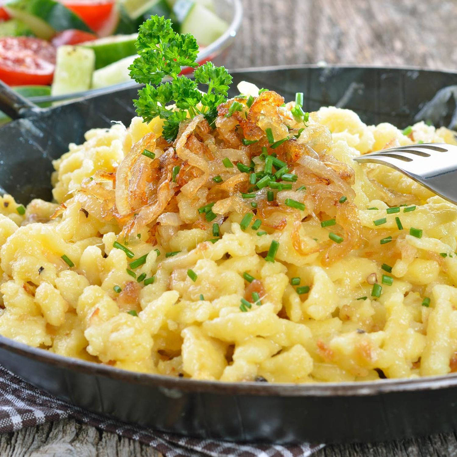 Serviervorschlag: Käsespätzle mit Röstzwiebeln
