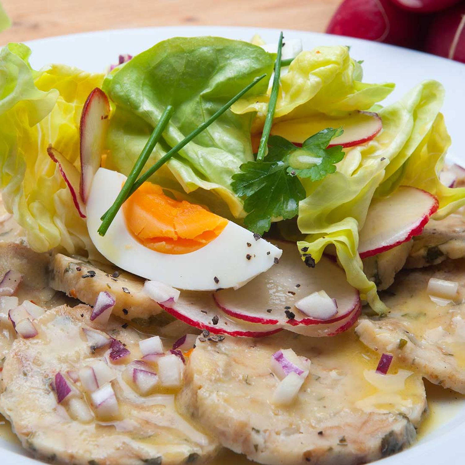 Serviervorschlag: Knödelcarpaccio mit Kopfsalat und Ei