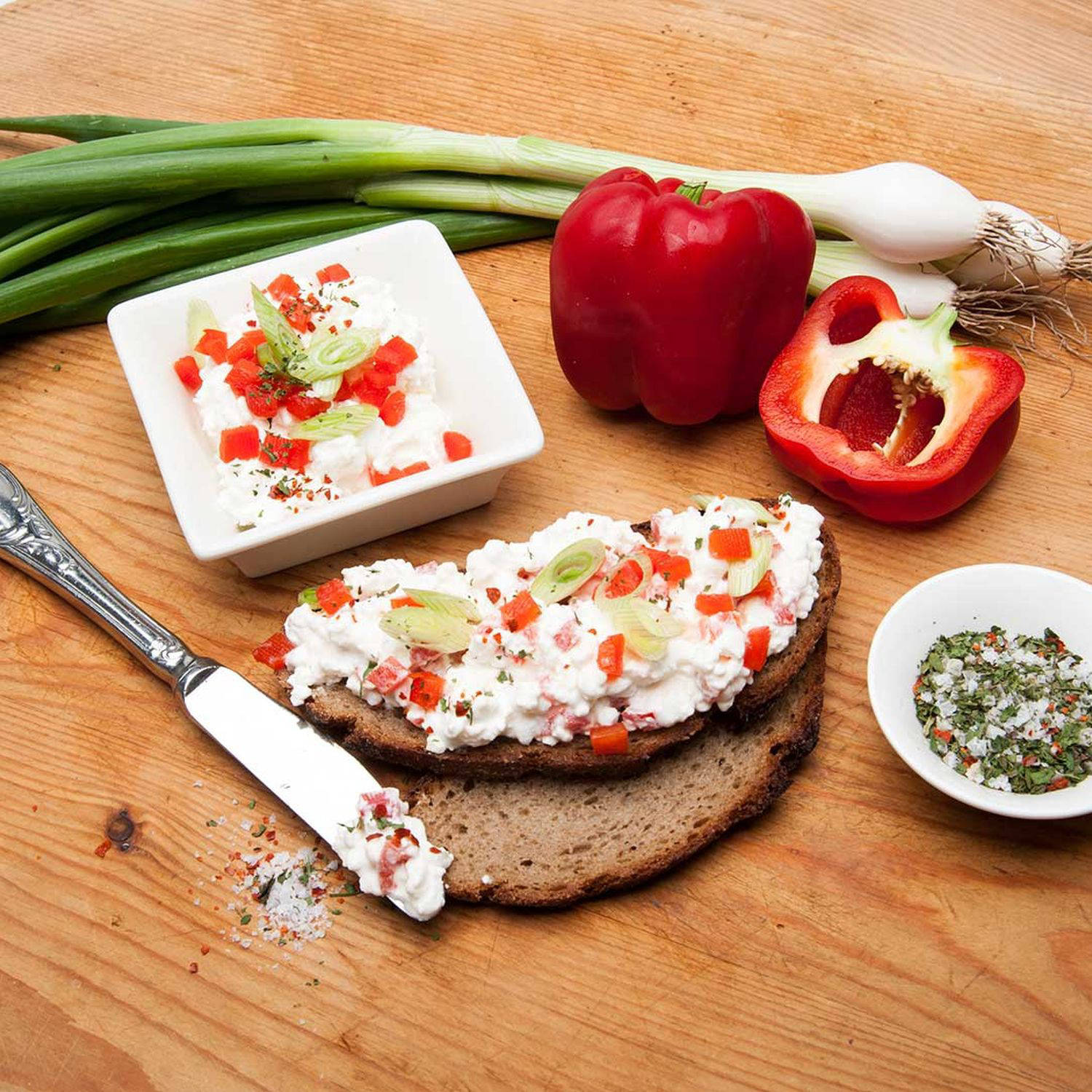 Serviervorschlag: Krustenbrot mit Hüttenkäse-Paprika-Aufstrich