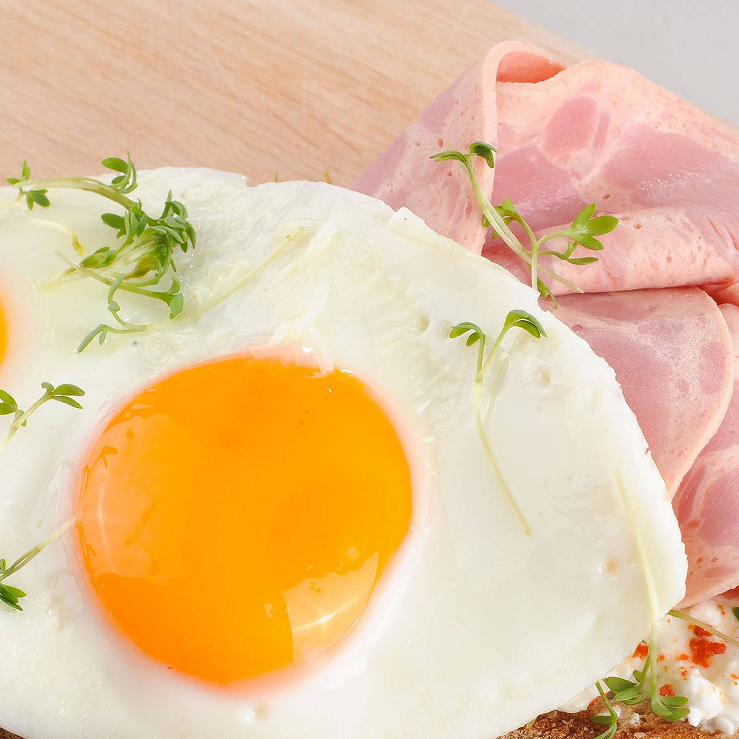 Serviervorschlag: Krustenbrot mit Hüttenkäse, Schinken und Spiegelei