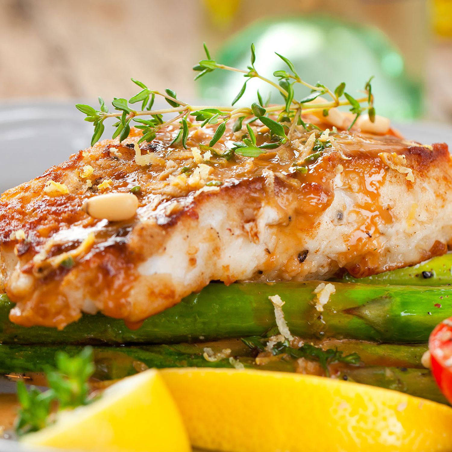 Serviervorschlag: Lachs aus dem Ofen mit gegrilltem grünem Spargel