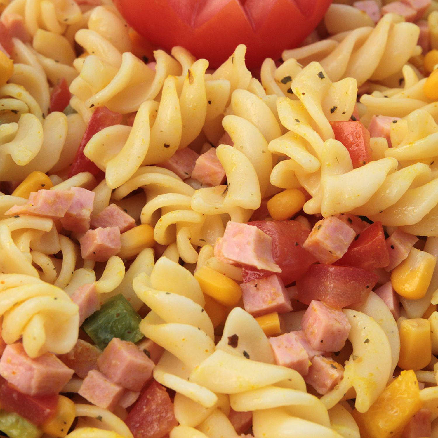 Serviervorschlag: Nudelsalat mit Paprika, Mais und Schinken
