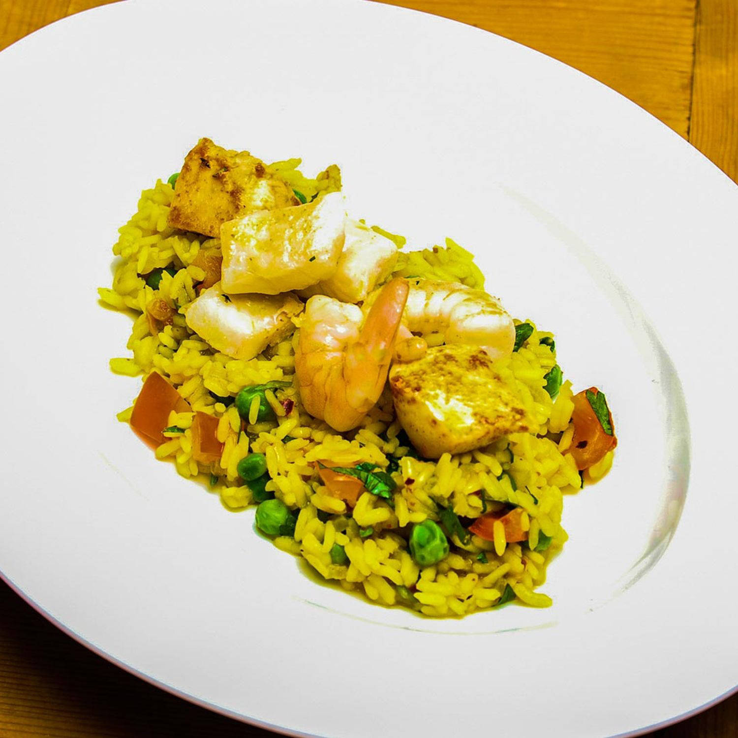 Serviervorschlag: Paella mit Garnelen, Zander und Hühnchen
