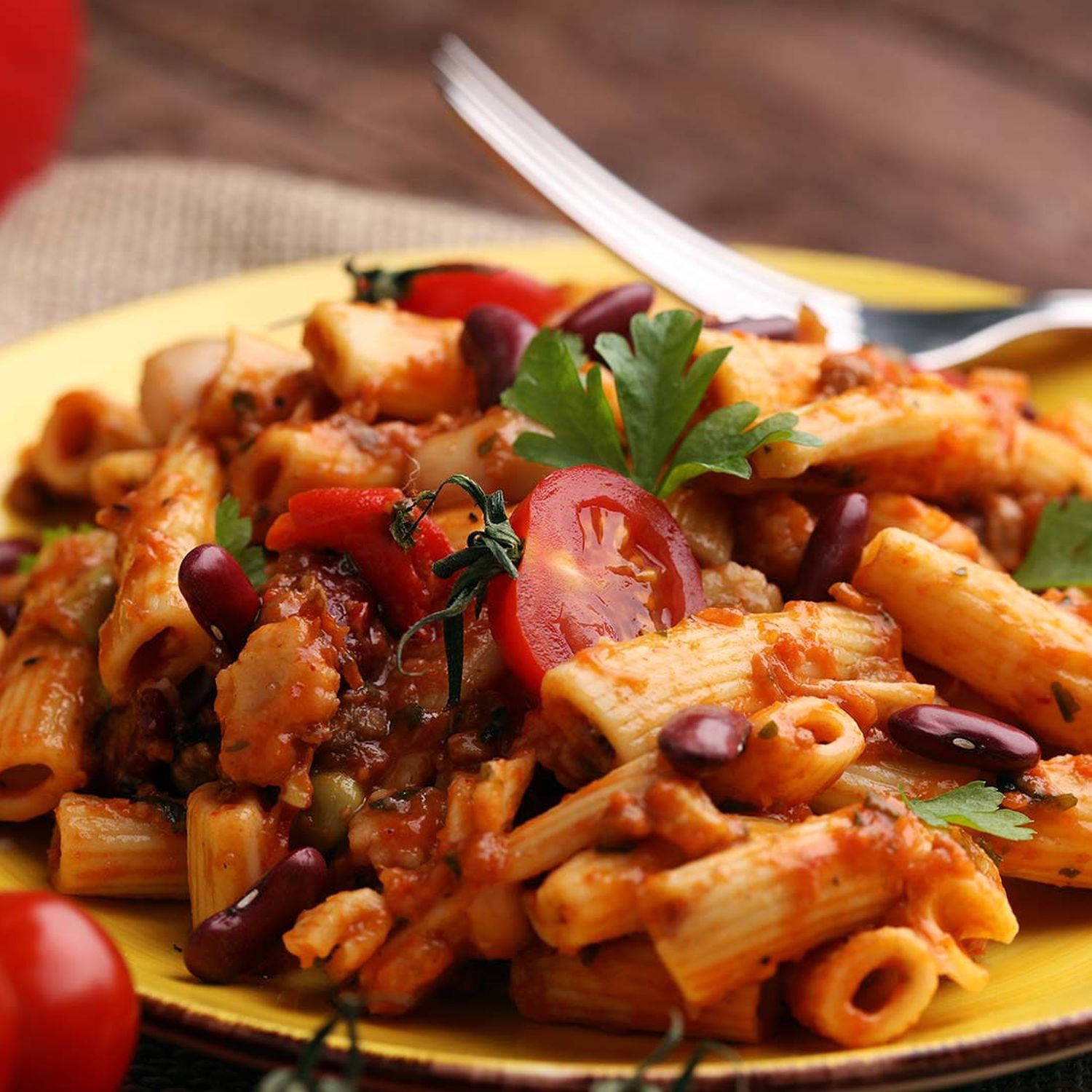 Serviervorschlag: Penne mit Chili con Carne-Ragout