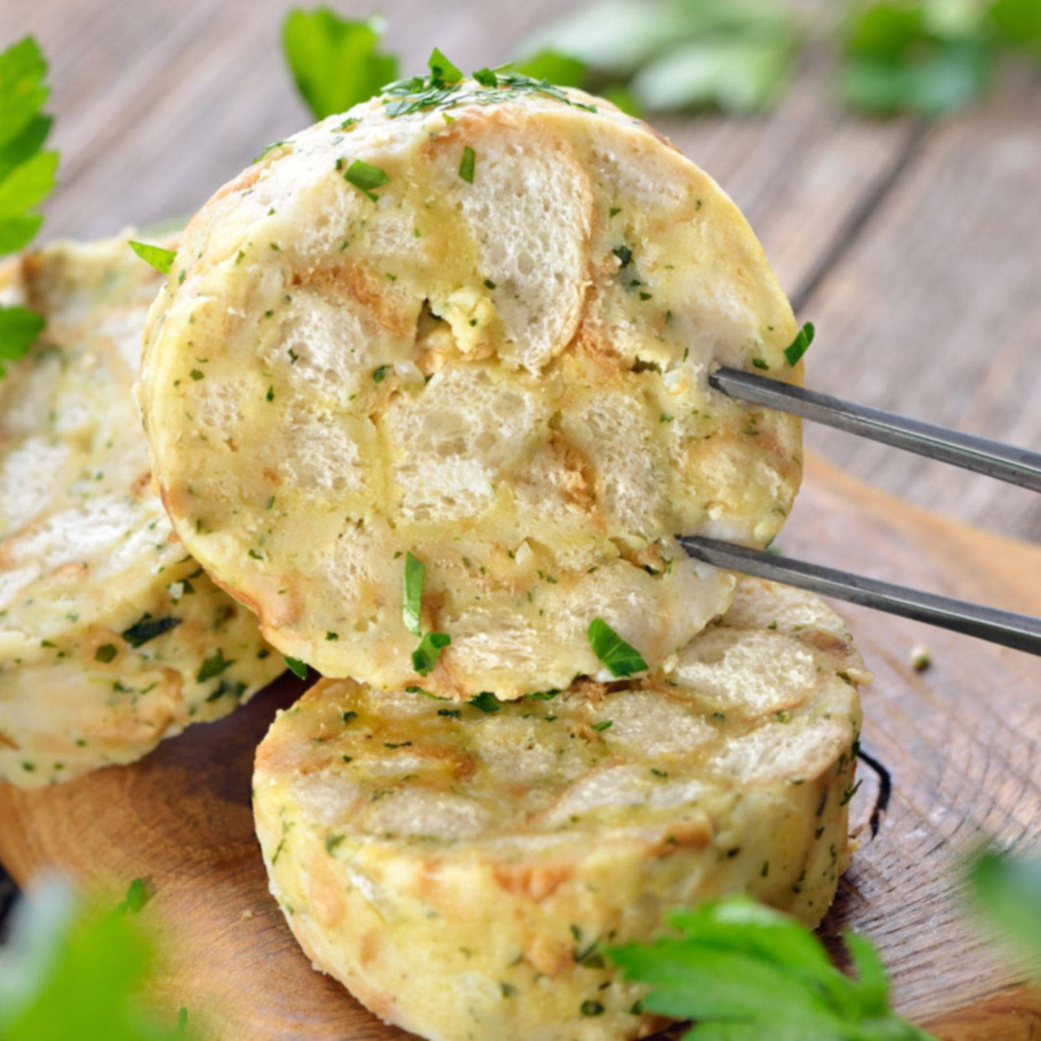 Serviervorschlag: Serviettenknödel mit Bratkartoffelgewürz