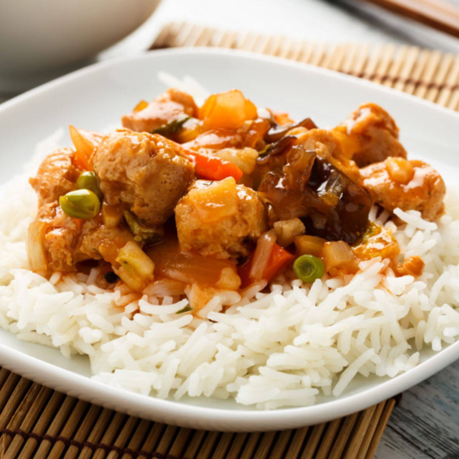 Serviervorschlag: Sichuanhuhn aus dem Wok mit Reis