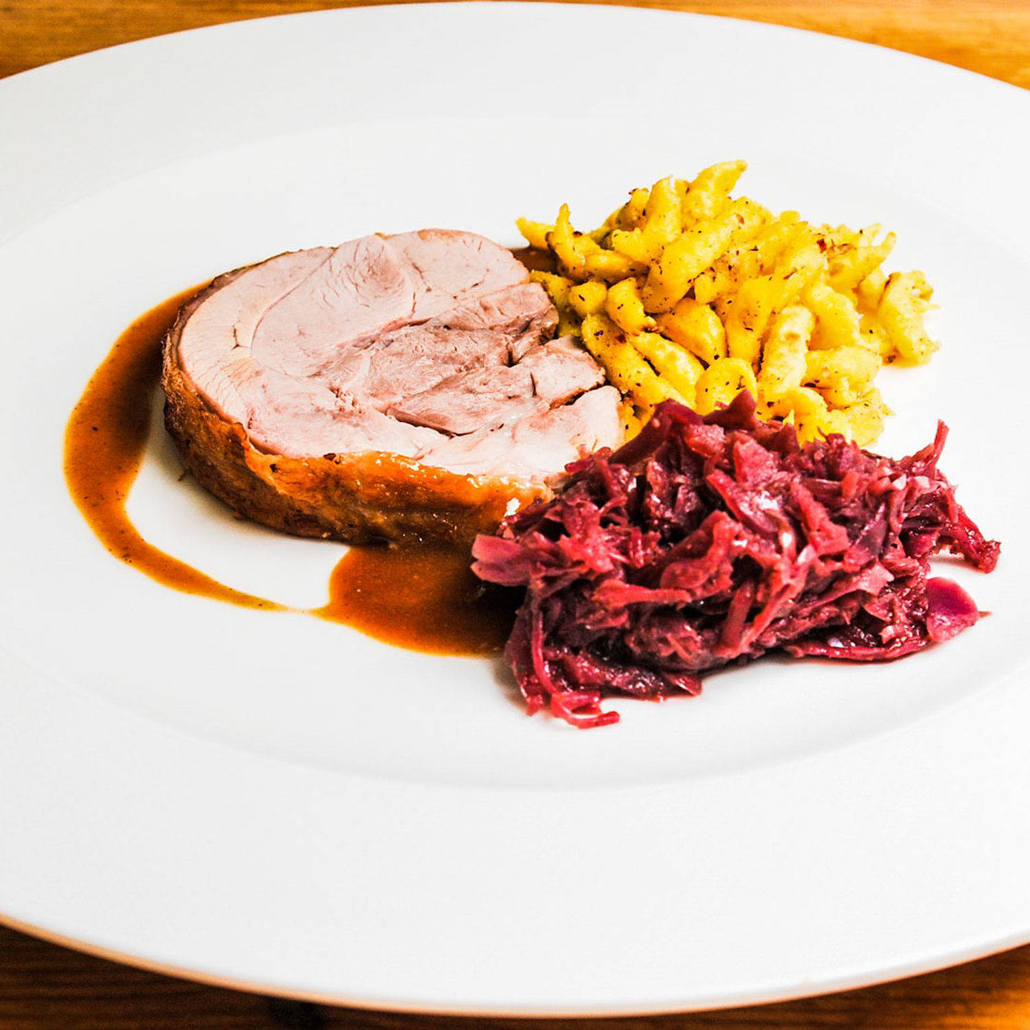 Serviervorschlag: Truthahn-Rollbraten mit Eierspätzle und Blaukraut