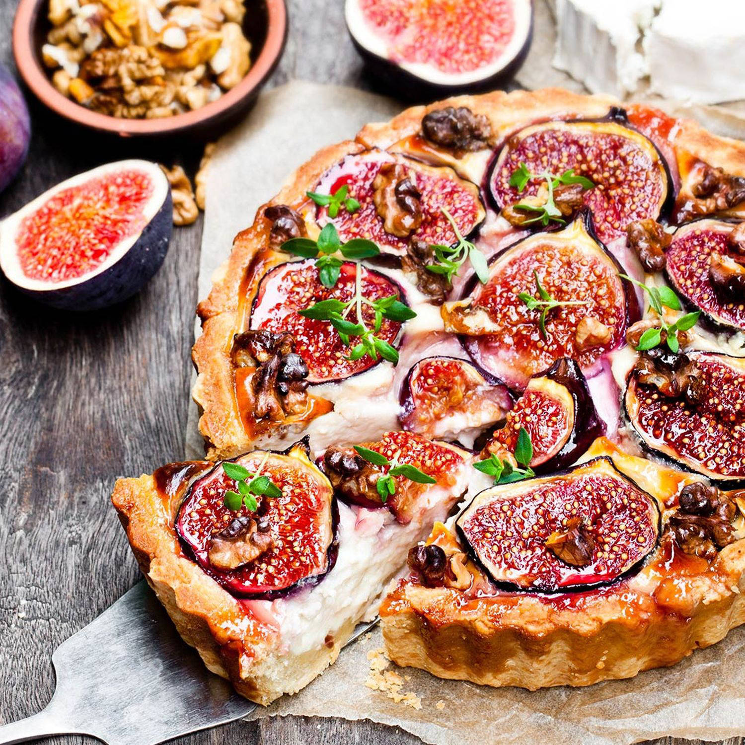 Serviervorschlag: Ziegenkäsetarte mit Datteln und Feigen