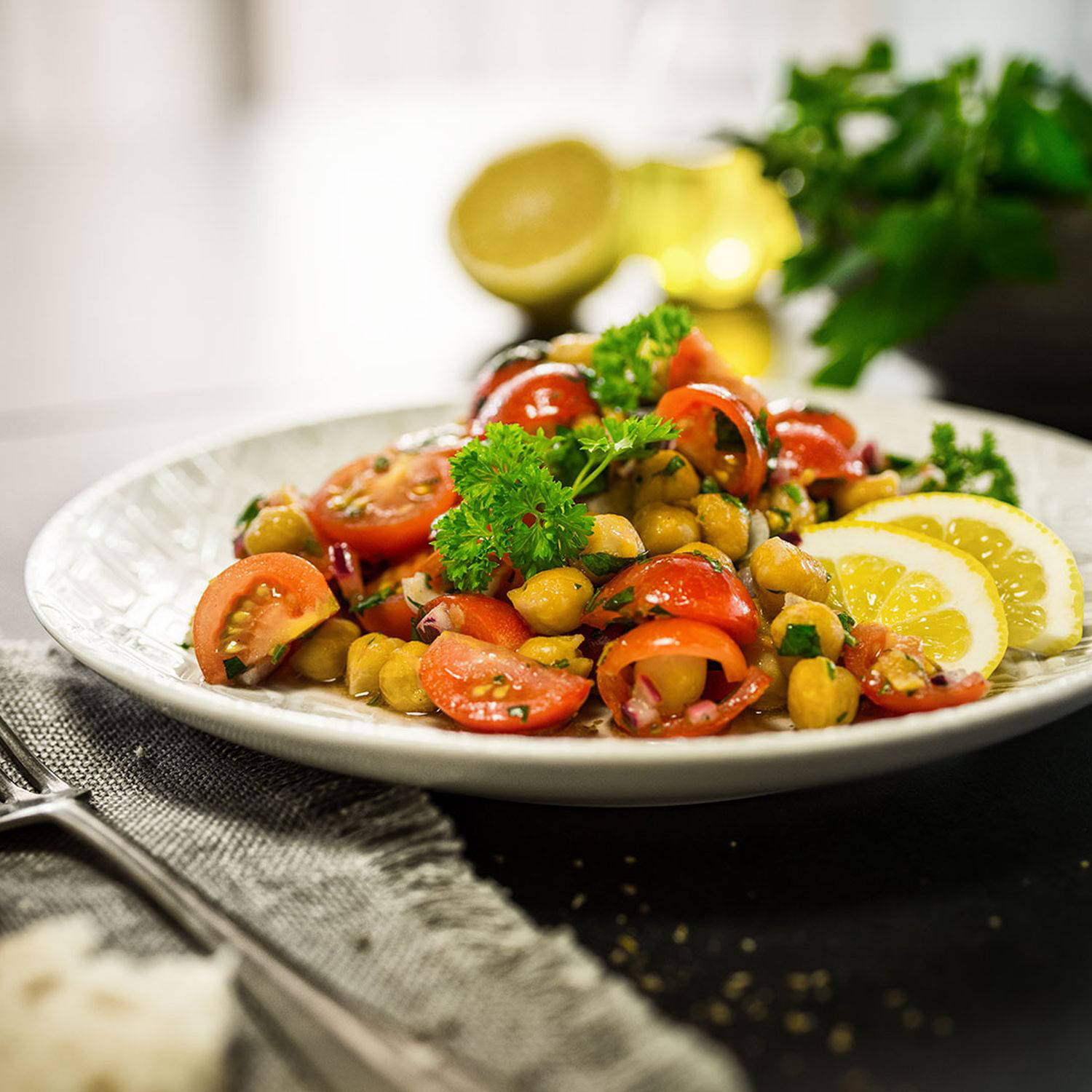 Serviervorschlag: Warmer Kichererbsen-Tomaten-Salat mit Petersilie