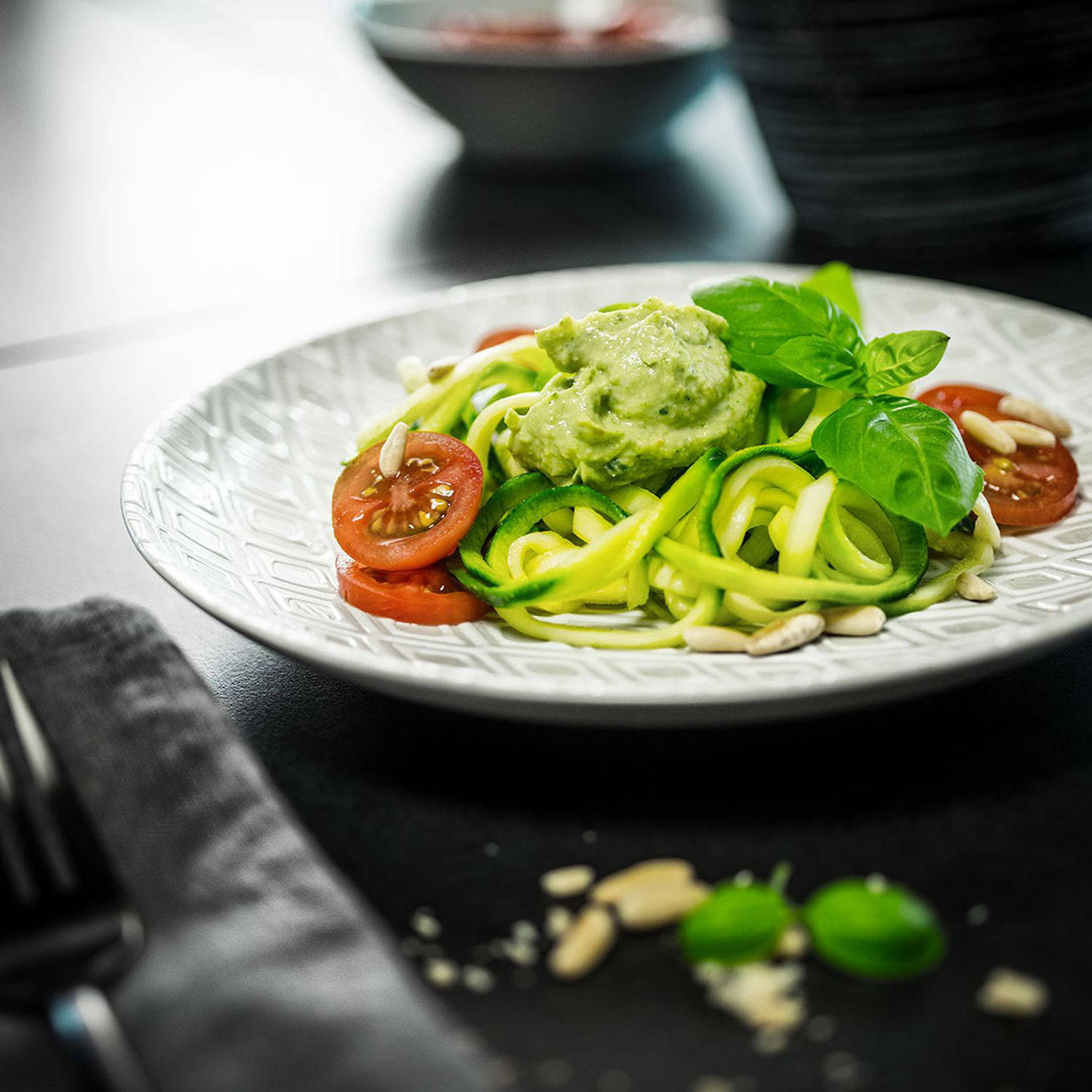 Serviervorschlag: Zoodles mit Avocadocreme und gerösteten Pinienkernen