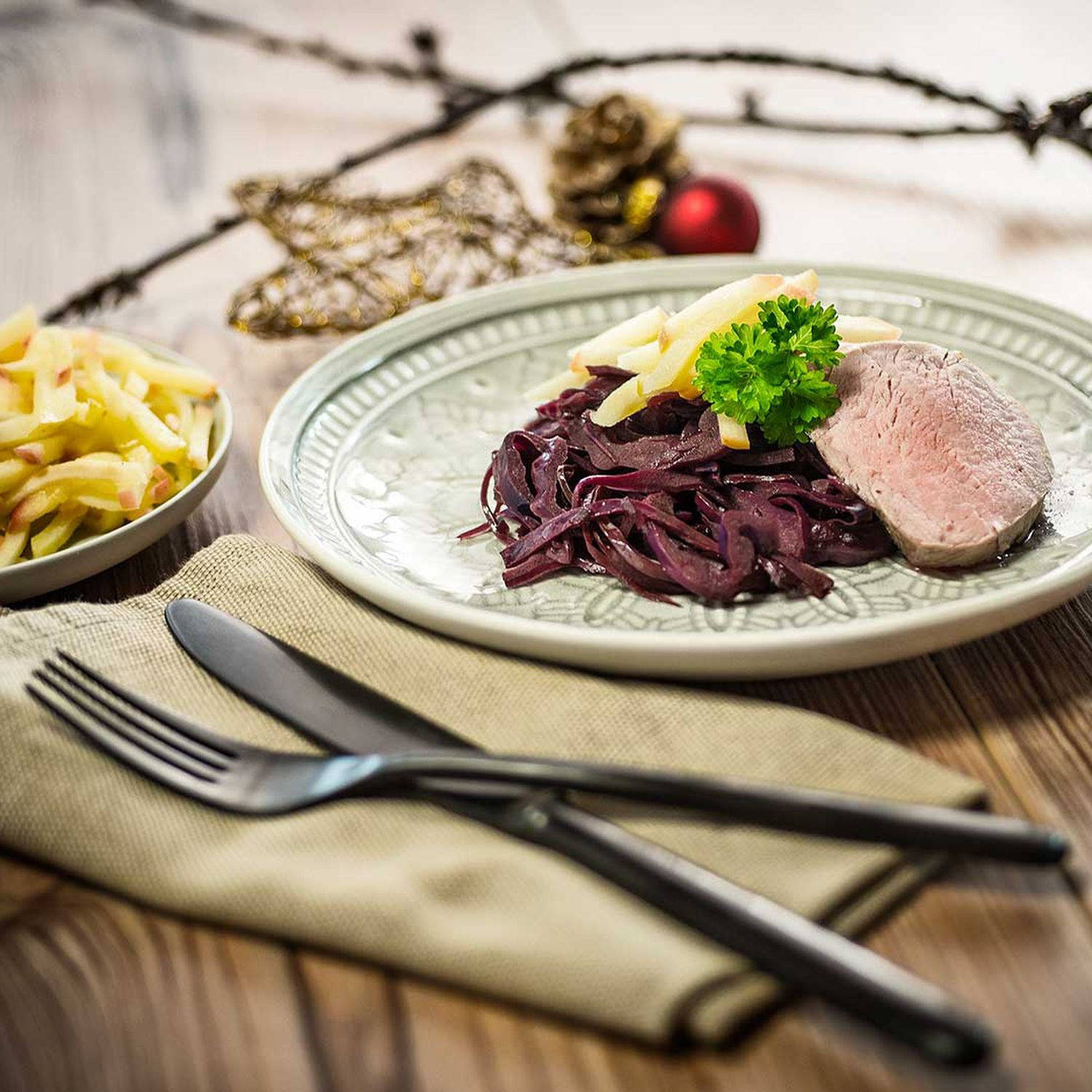 Serviervorschlag: Gebratenes Schweinefilet auf karamellisiertem Rotkraut